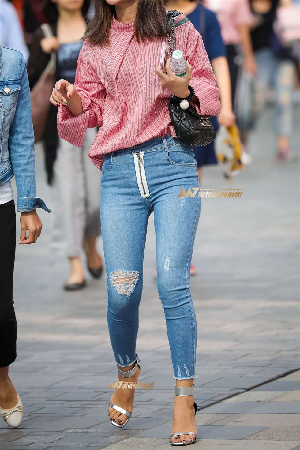 图片[3]-紧身牛仔勾勒下的美腿少妇-街拍流行馆