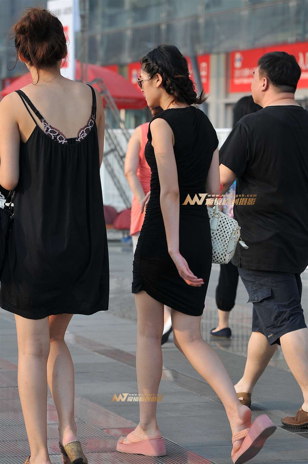 图片[2]-黑紧身裙美女-街拍流行馆