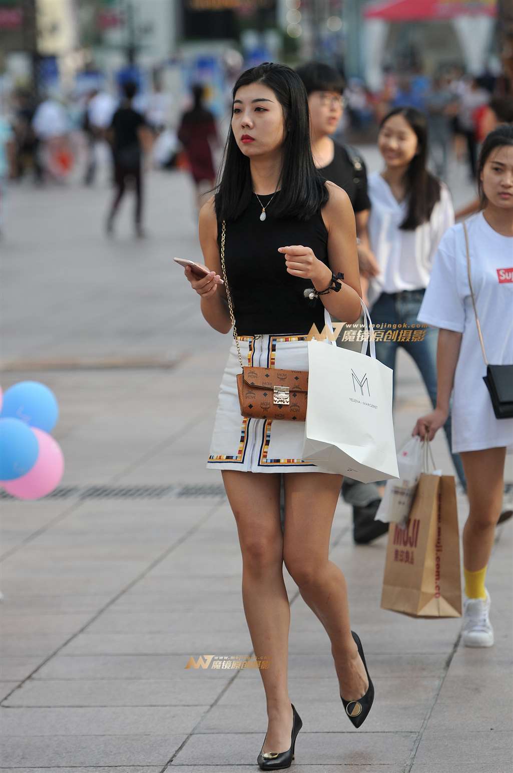 图片[3]-白色短裙高跟美腿-流行馆