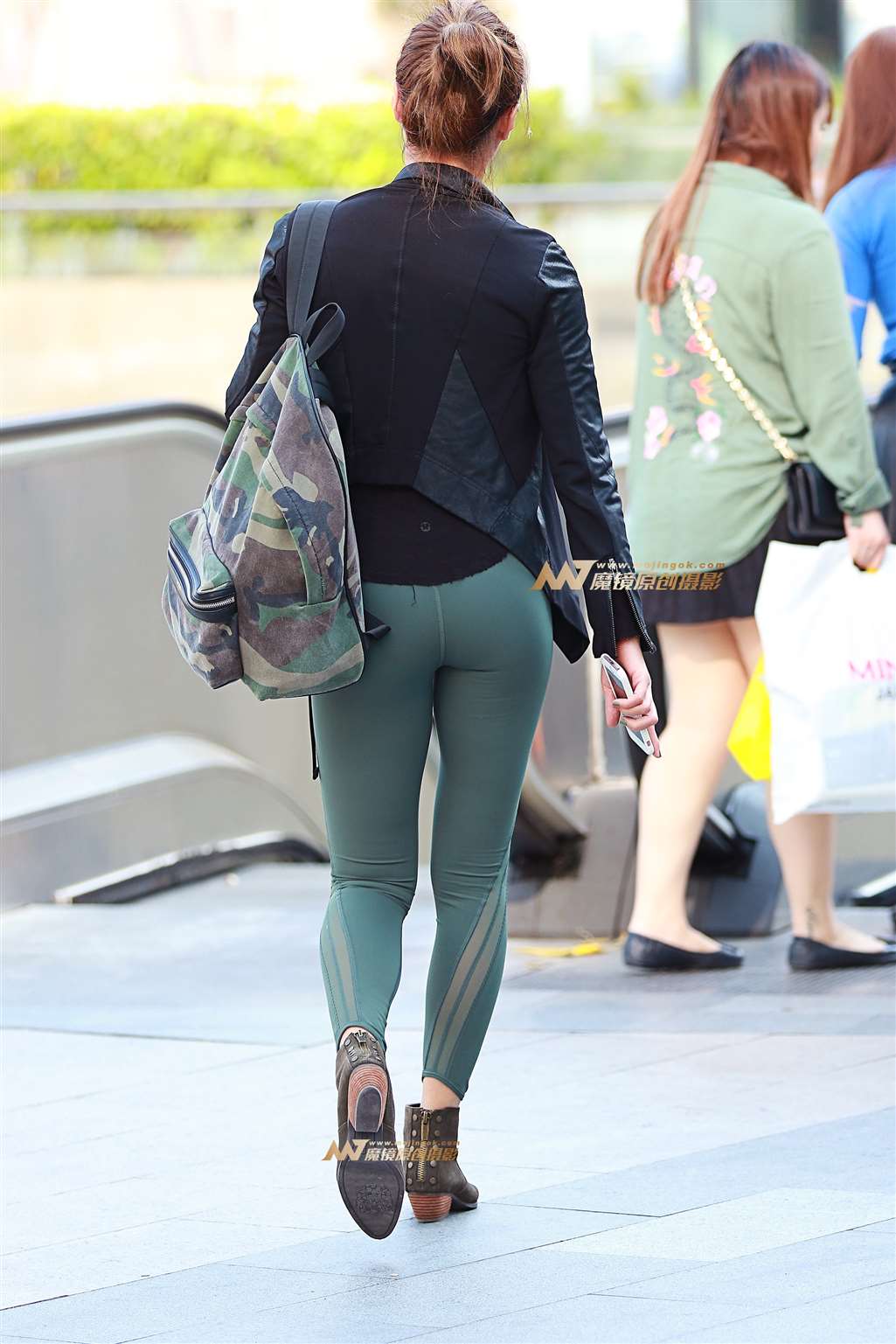 图片[2]-低胸，紧身裤，圆润臀-流行馆