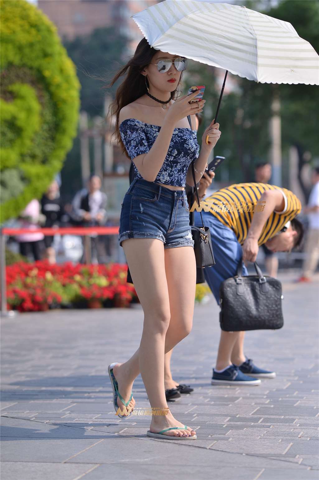 图片[3]-打伞怕晒的，热裤性感美女-流行馆