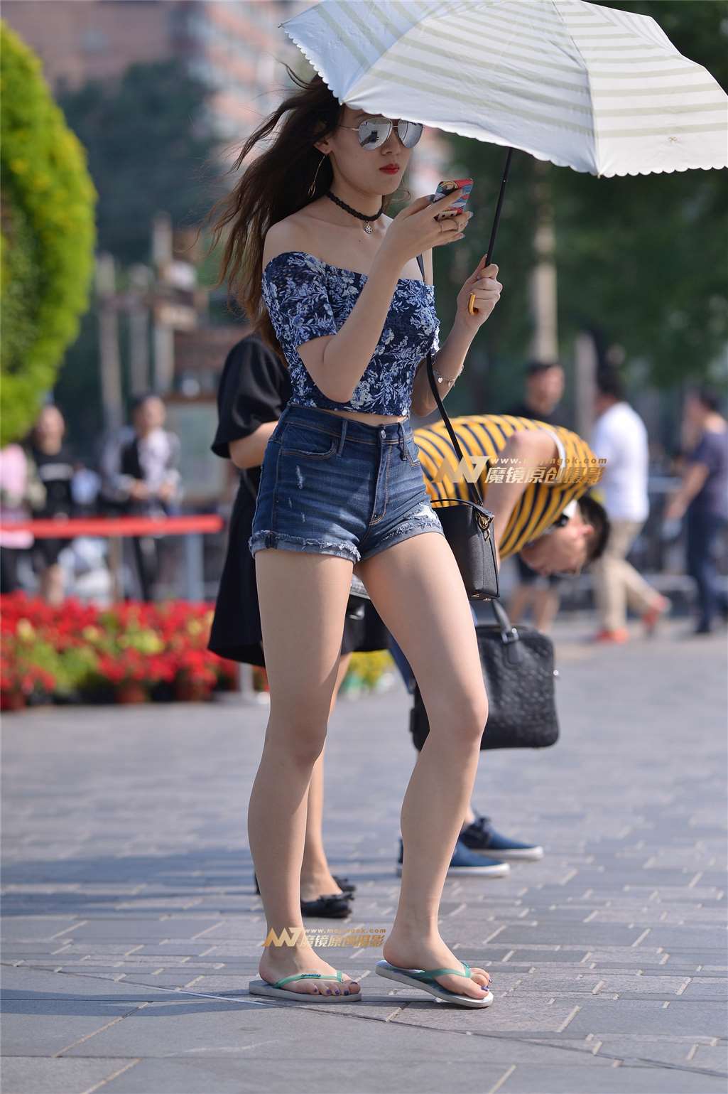 图片[5]-打伞怕晒的，热裤性感美女-流行馆