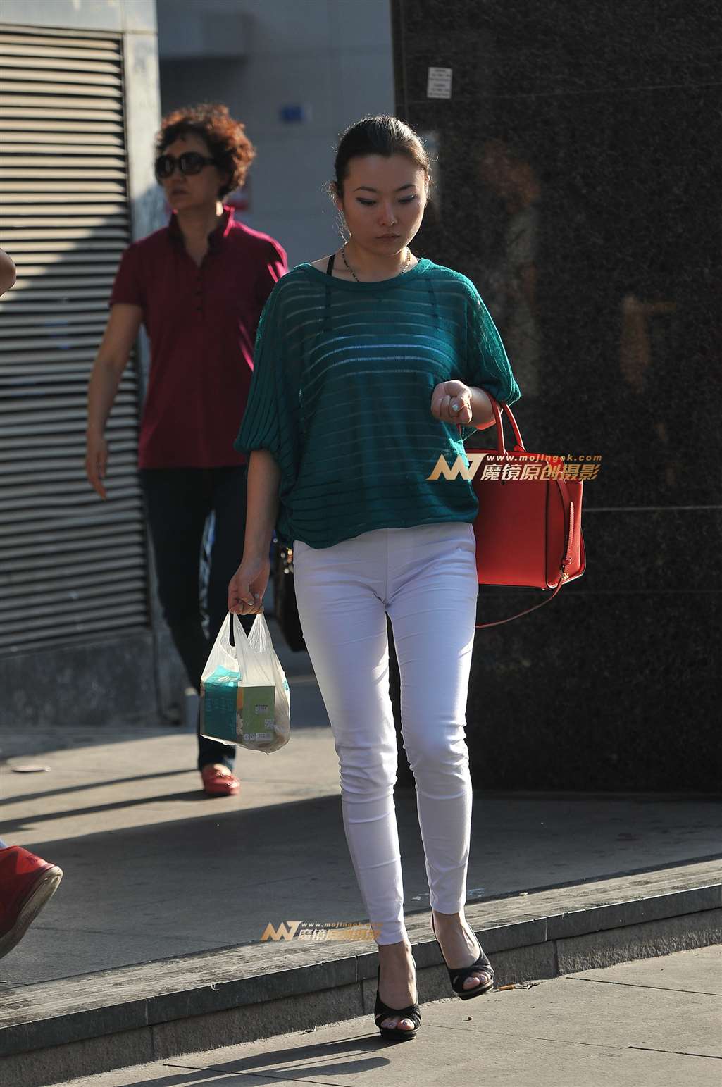 白色锥子裤 风韵的少妇-流行馆