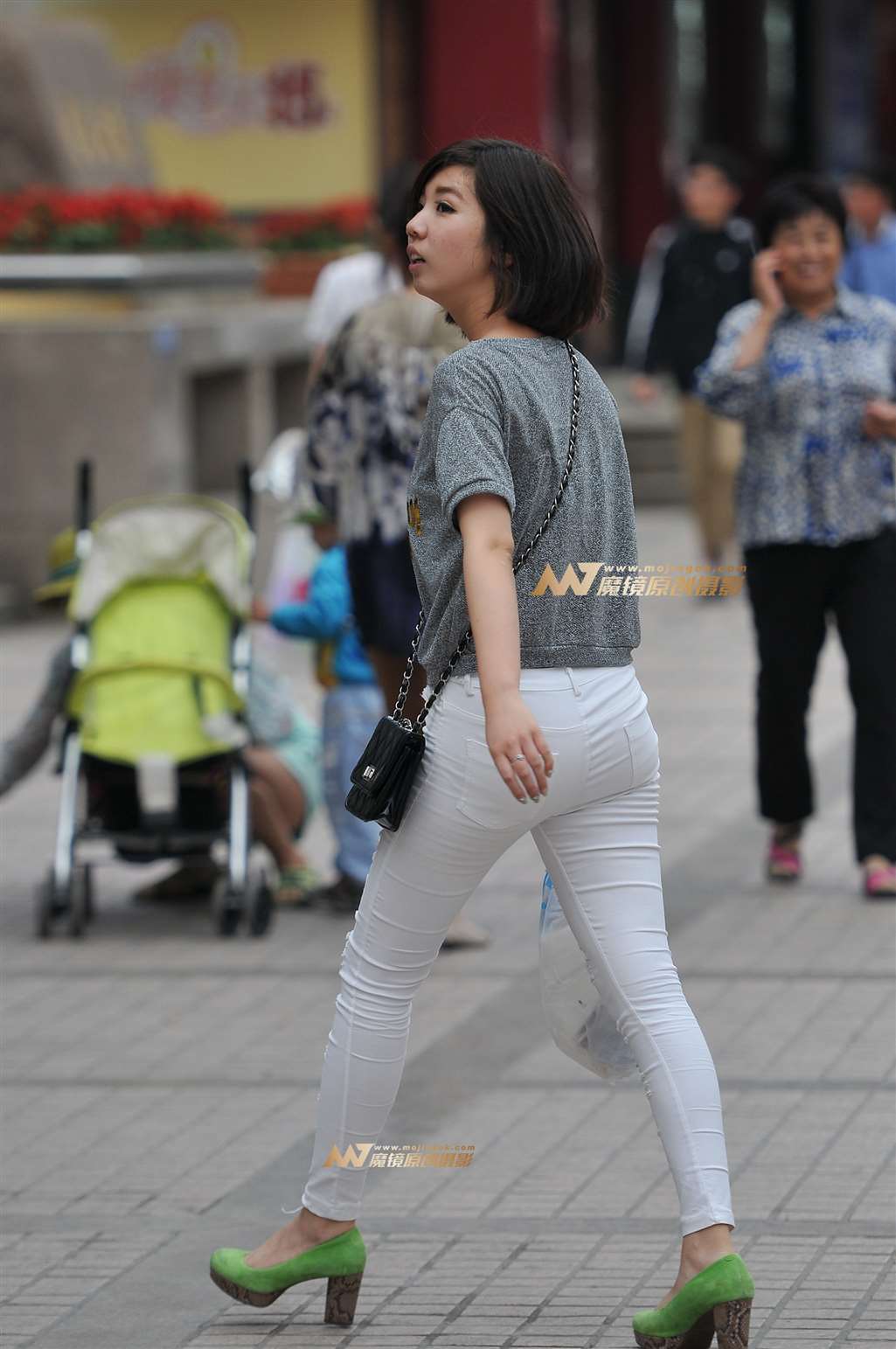 白色紧身裤 丰臀少女-街拍流行馆