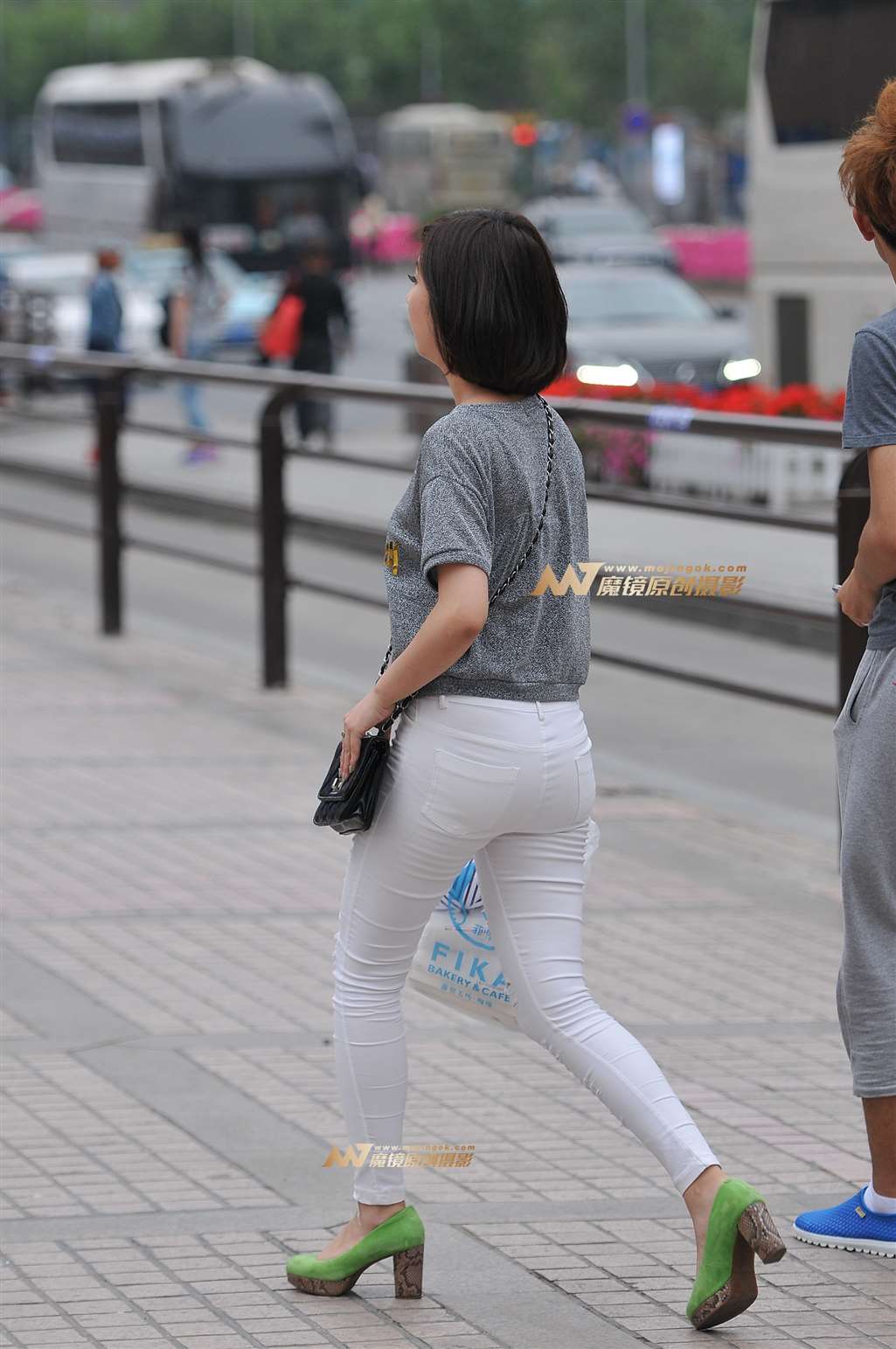 图片[5]-白色紧身裤 丰臀少女-流行馆