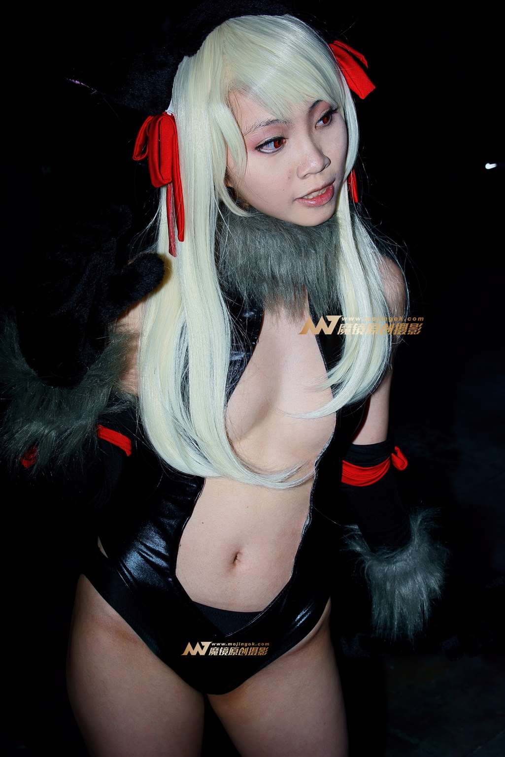 性感红眼皮衣cosplay-街拍流行馆