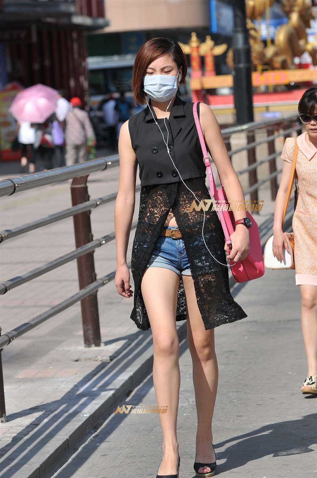 图片[1]-牛仔热裤 大长腿美女-街拍流行馆