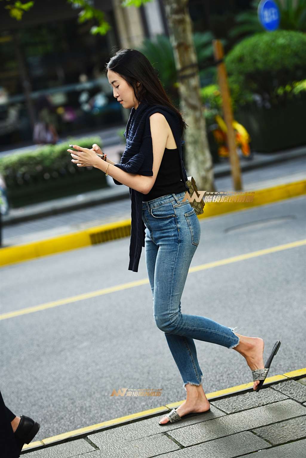 紧身牛仔俏身材-街拍流行馆