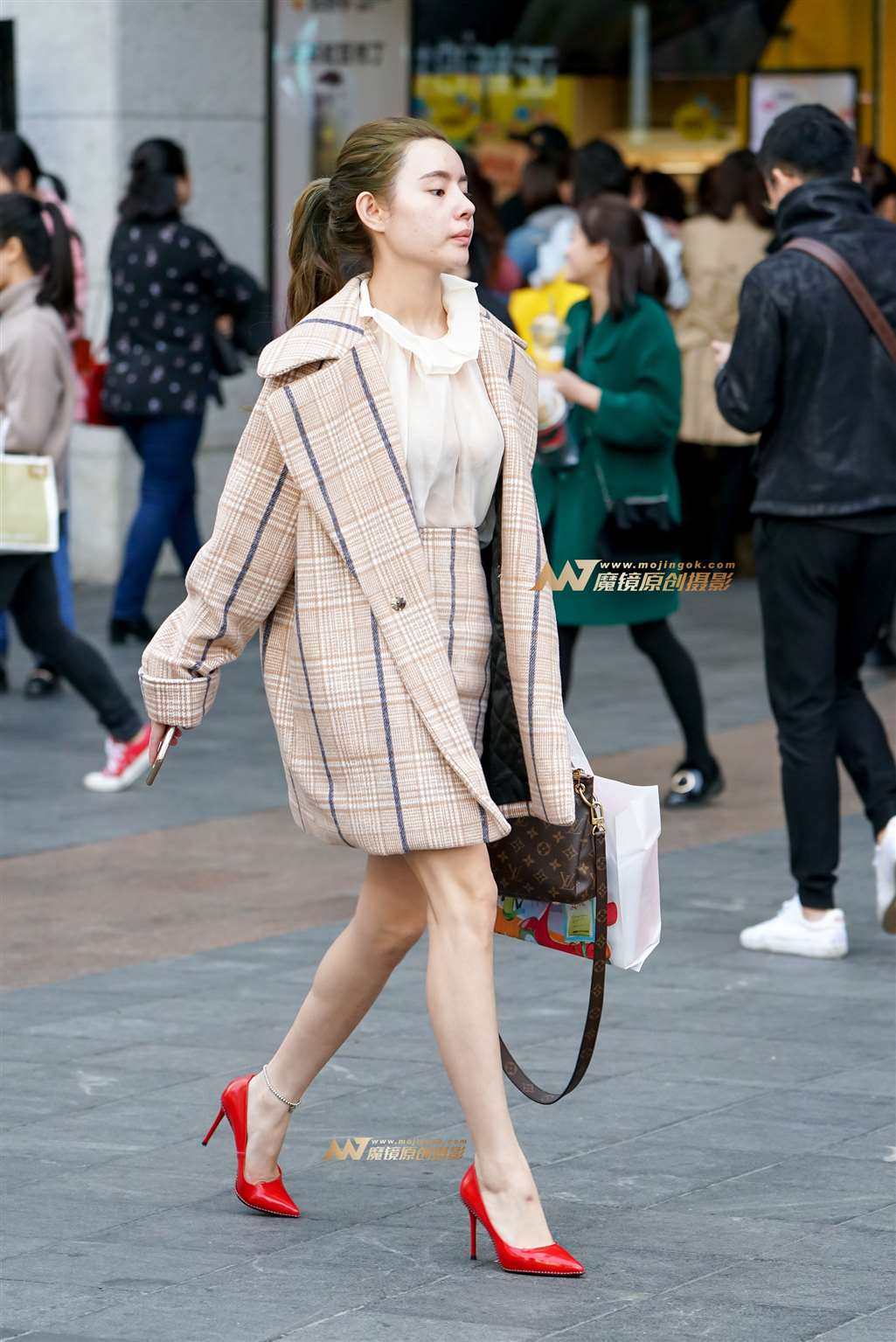 透明寸衫，在阳光下若隐若现-流行馆