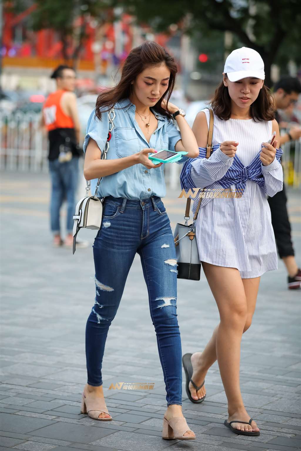 牛仔气质小姐姐, 年纪小的男生恐怕难以招架-流行馆