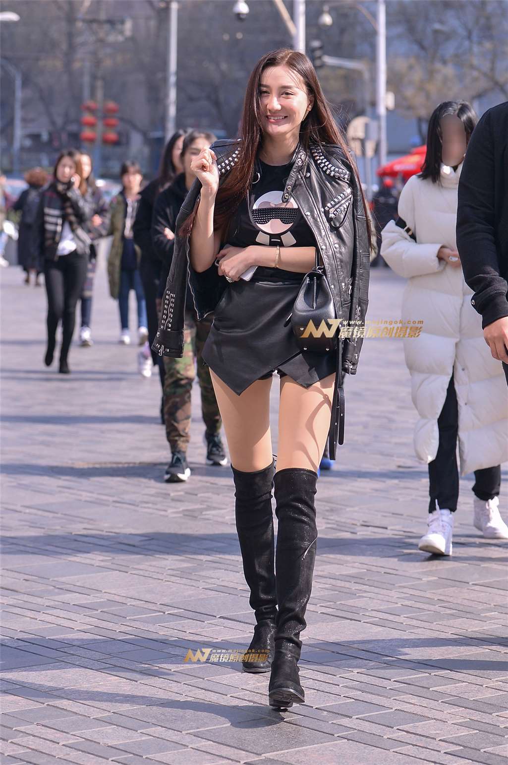 热裤美臀漂亮美女-街拍流行馆