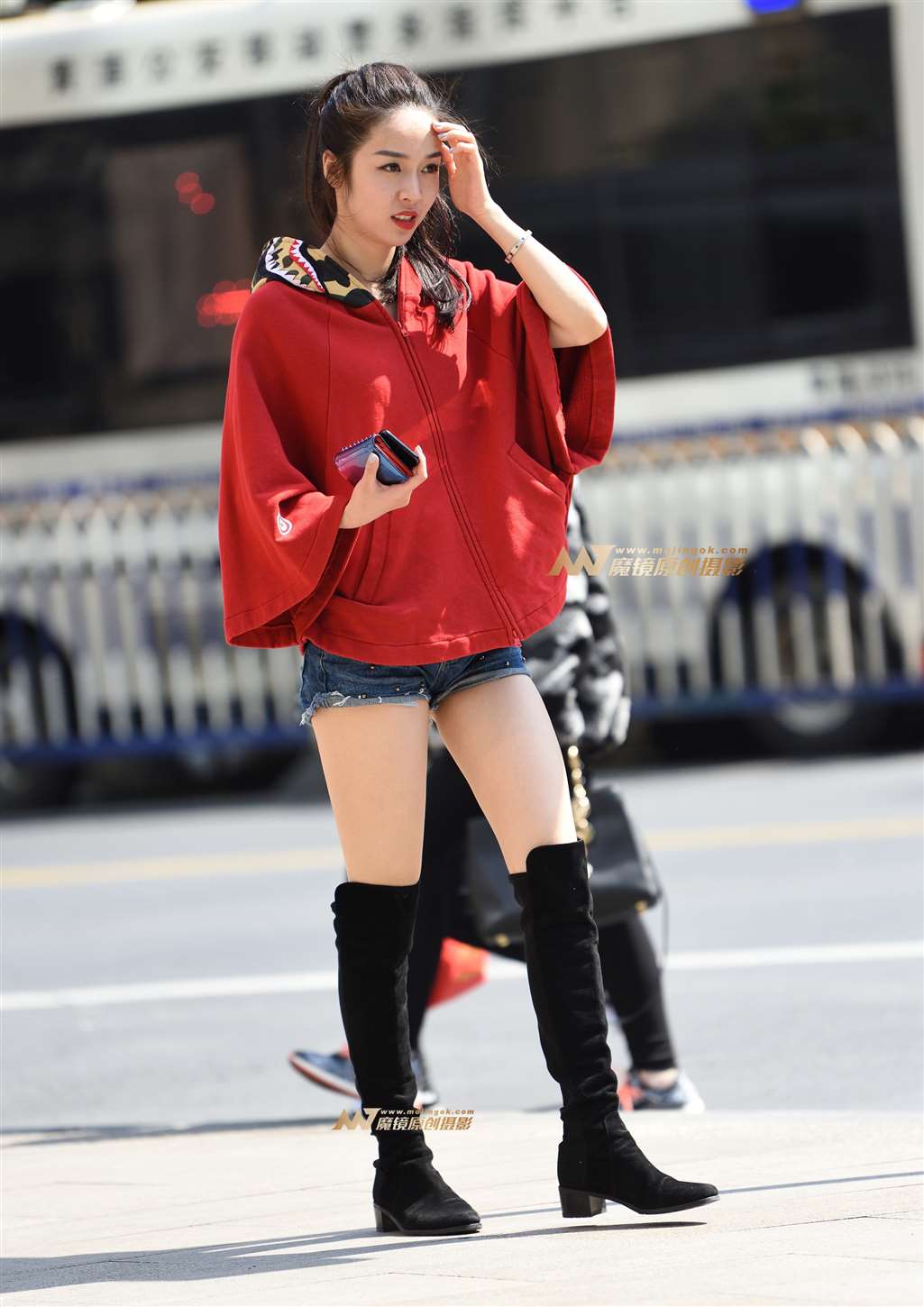 【fan原创】牛仔短裤和红色大衣的混搭-流行馆