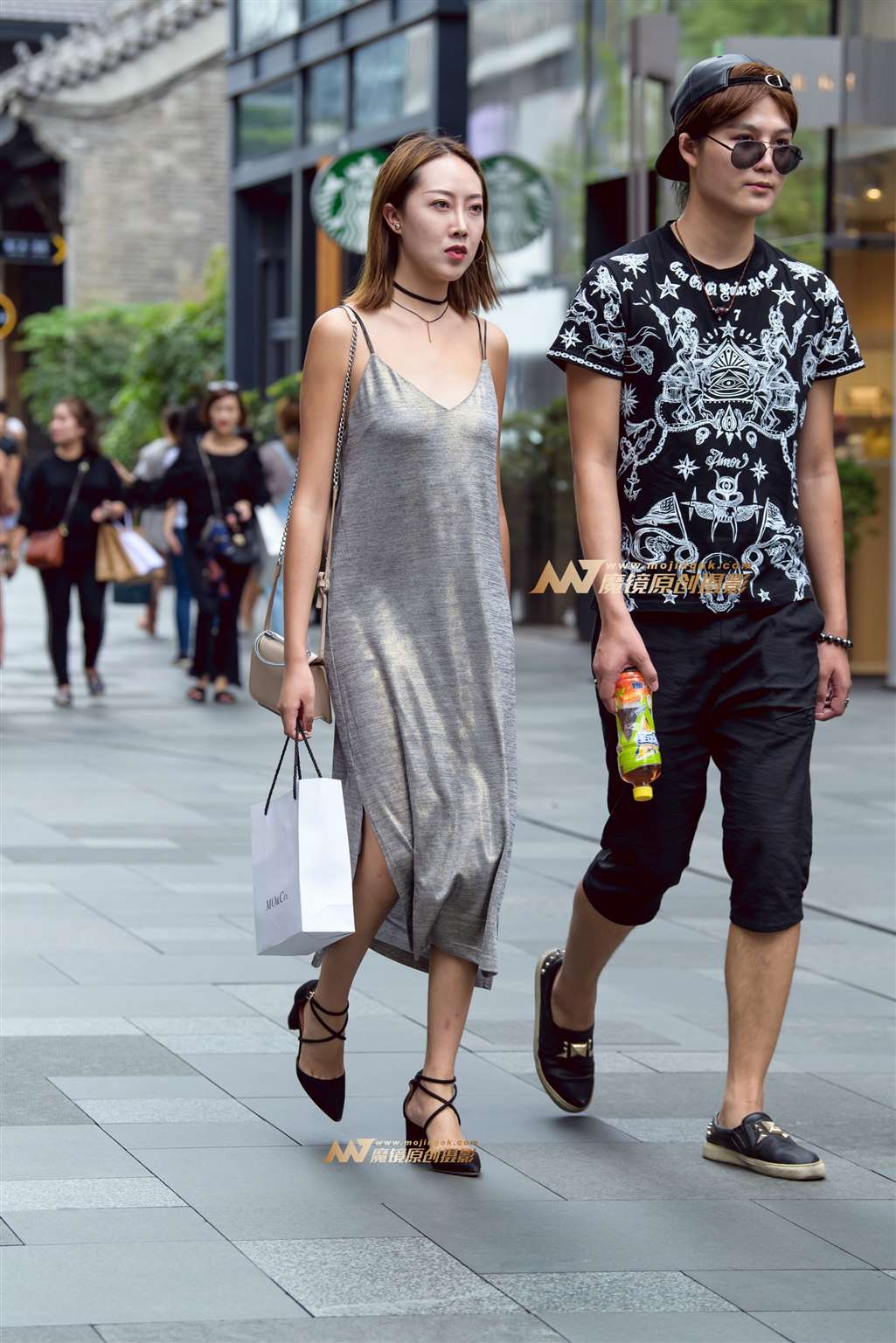 图片[4]-吊带裙美女走起路来姿态万千-流行馆