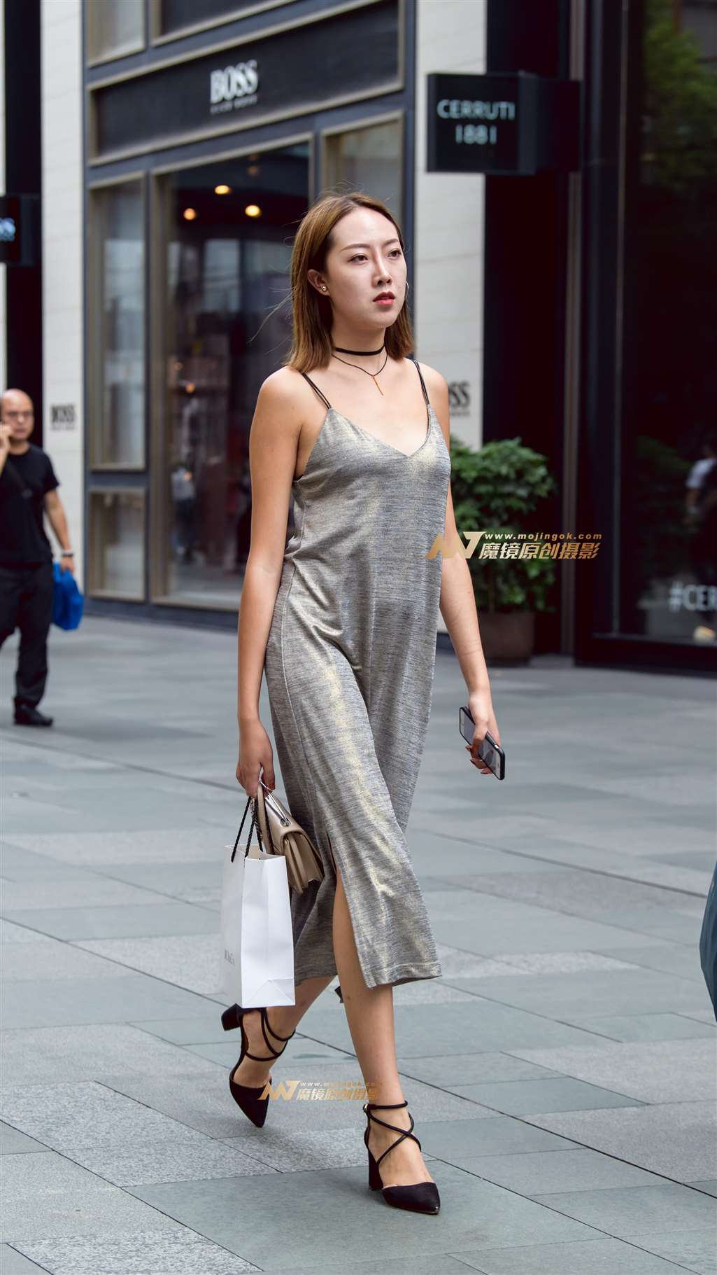 吊带裙美女走起路来姿态万千-流行馆