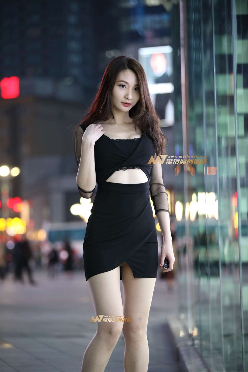 黑夜里的黑色性感连衣裙-流行馆