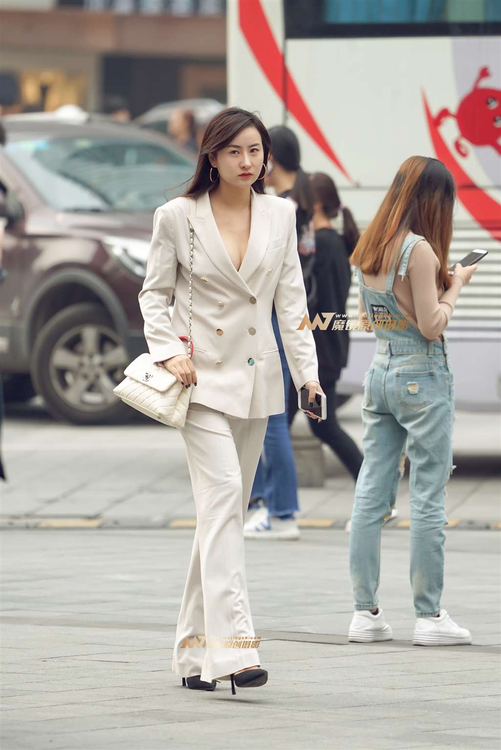 只因在人群里多看了一眼，再也无法忘记你的容颜-街拍流行馆