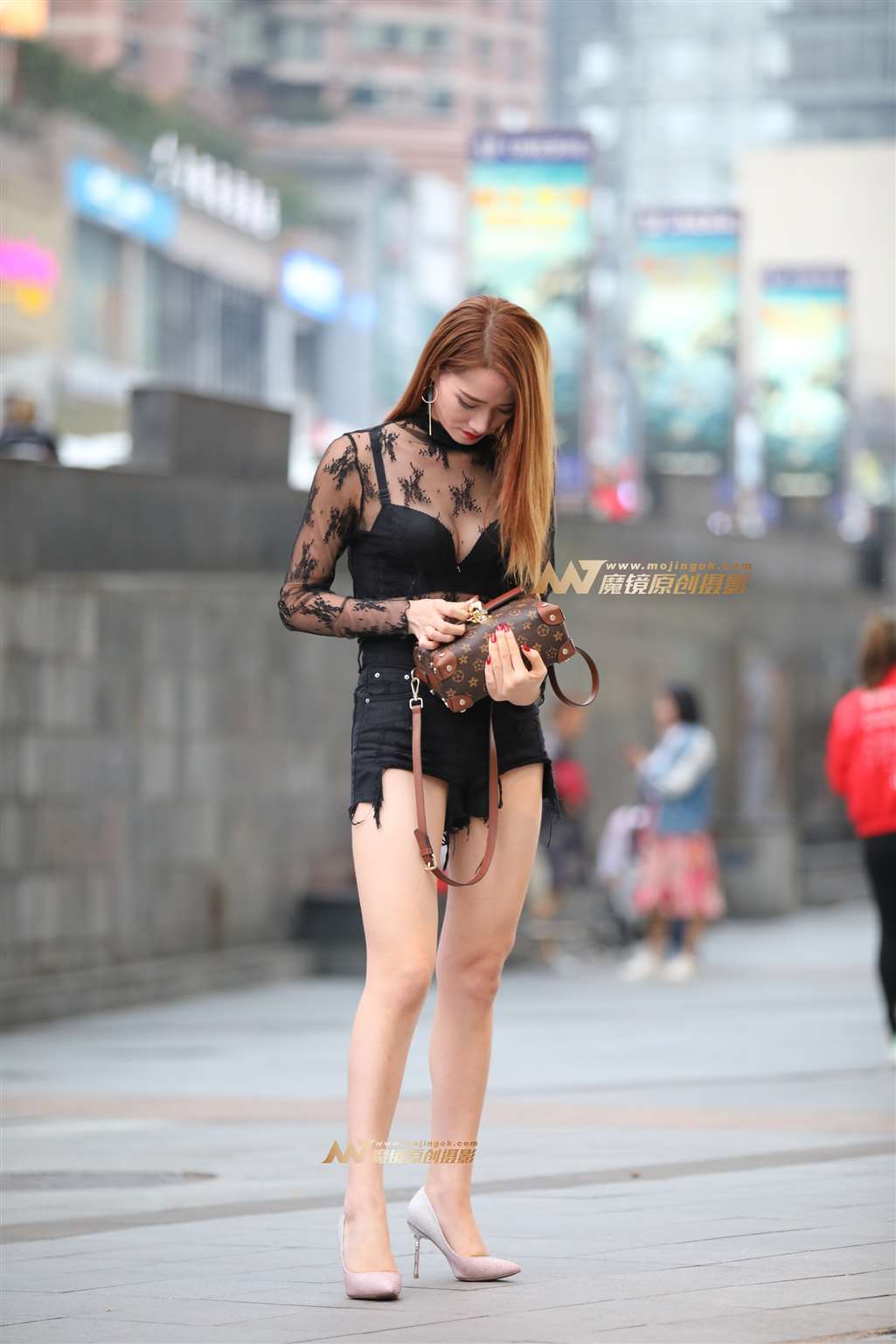 黑色吊带透视装性感毕露-街拍流行馆