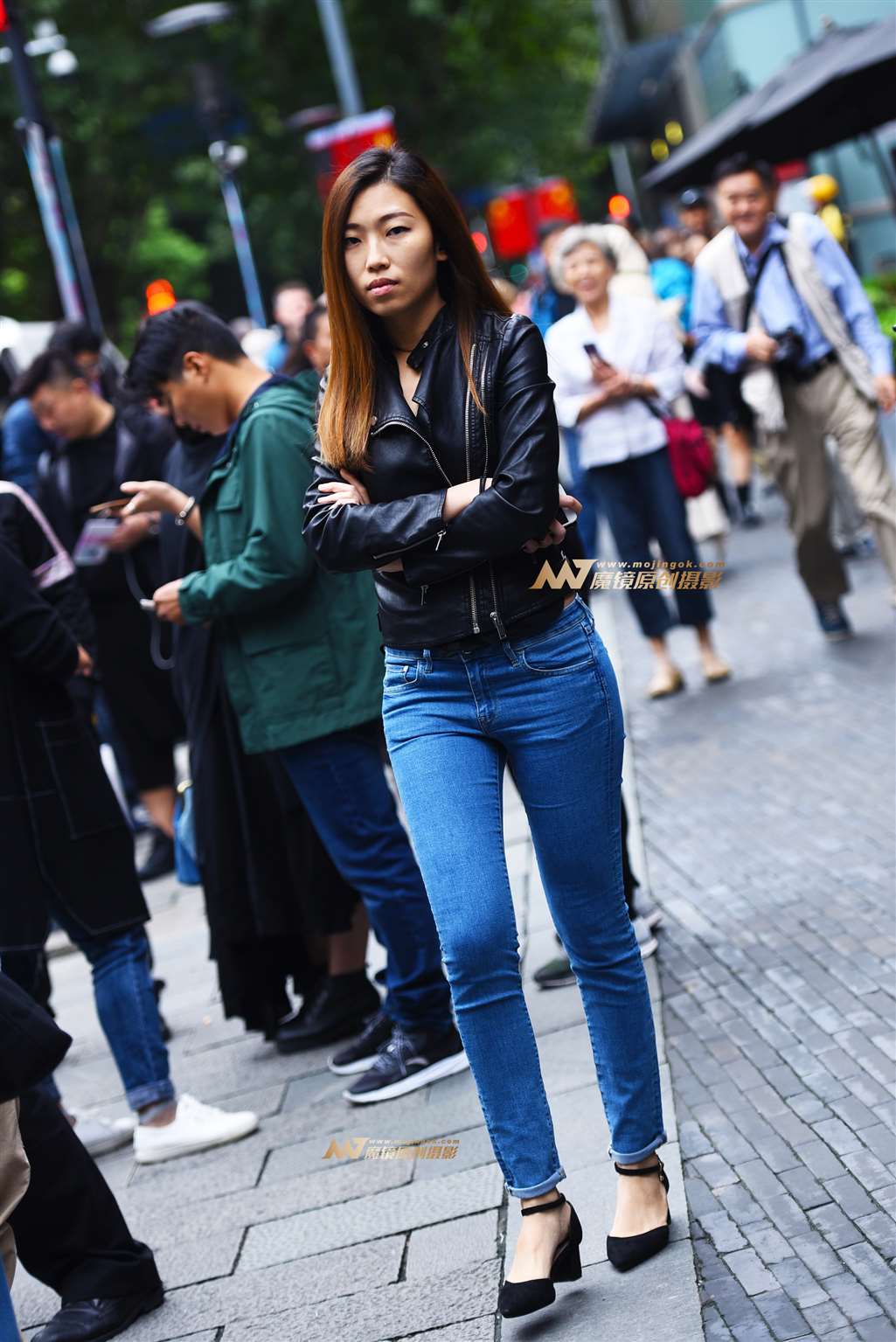 擦肩而过的牛仔妹-流行馆