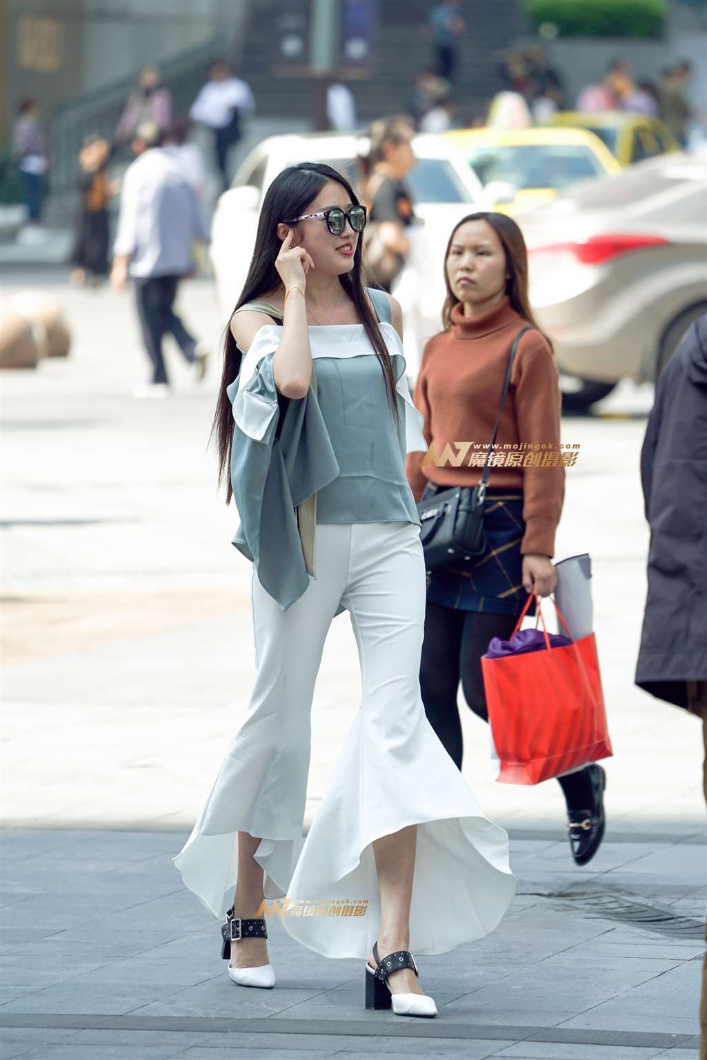 春天。像风一样的妹子-街拍流行馆