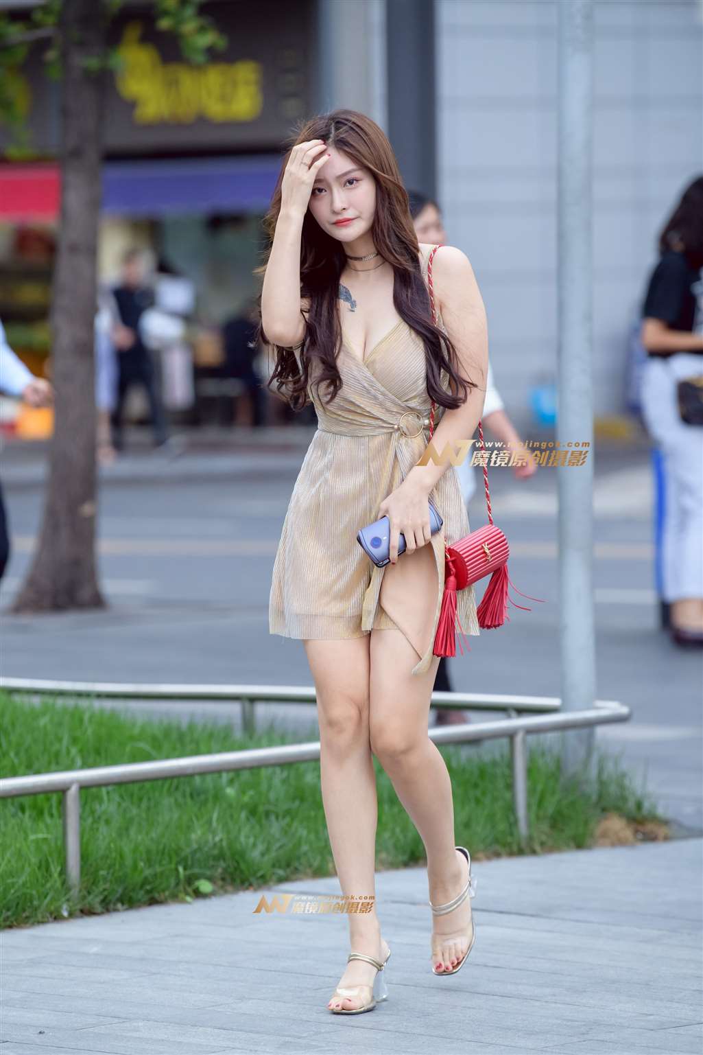 丰满美女傲人事业线-流行馆