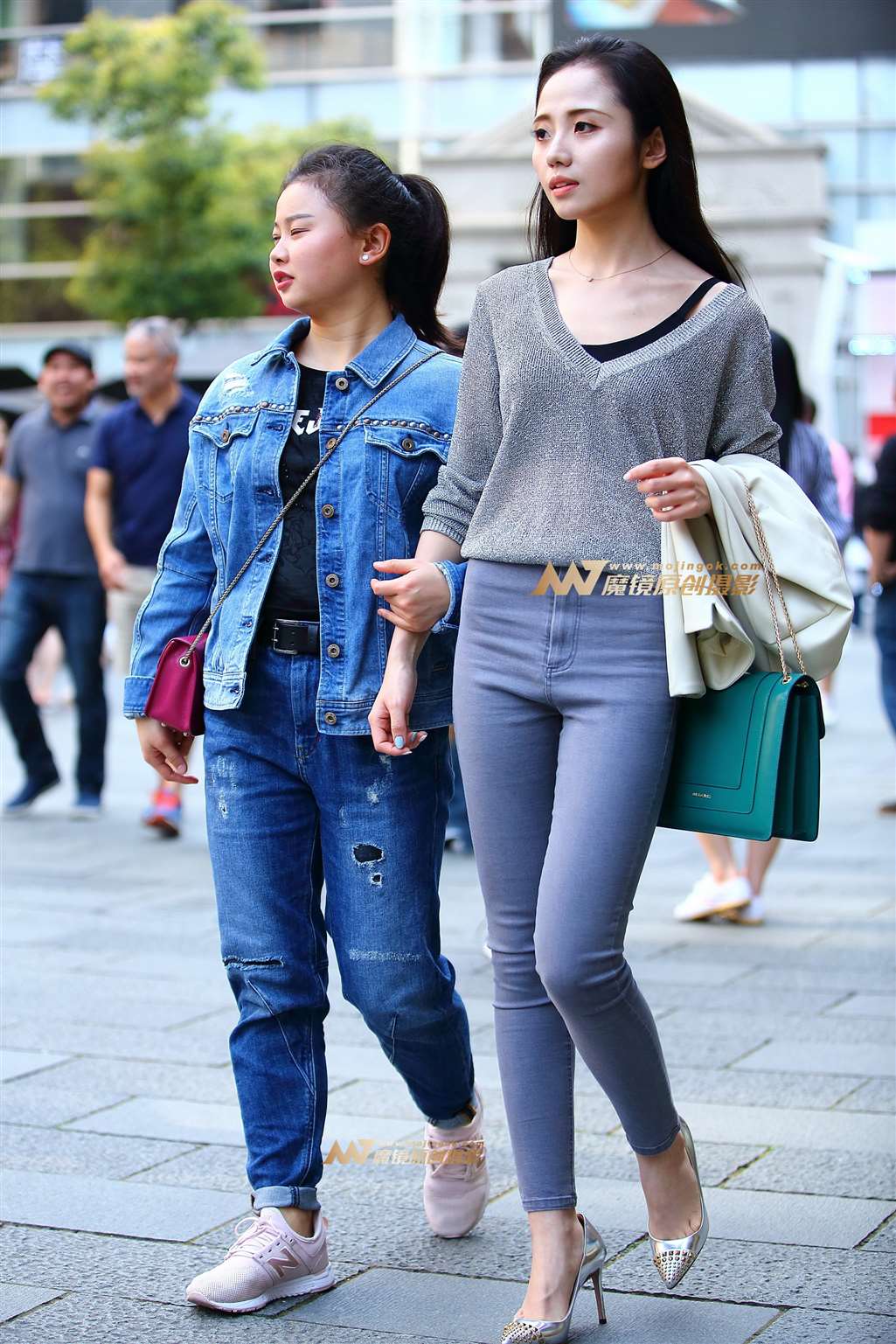 灰色毛衣少女-流行馆