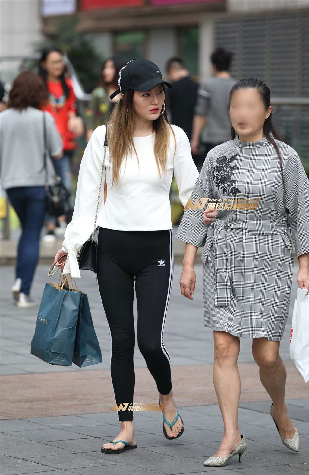 黑色紧身长裤-街拍流行馆