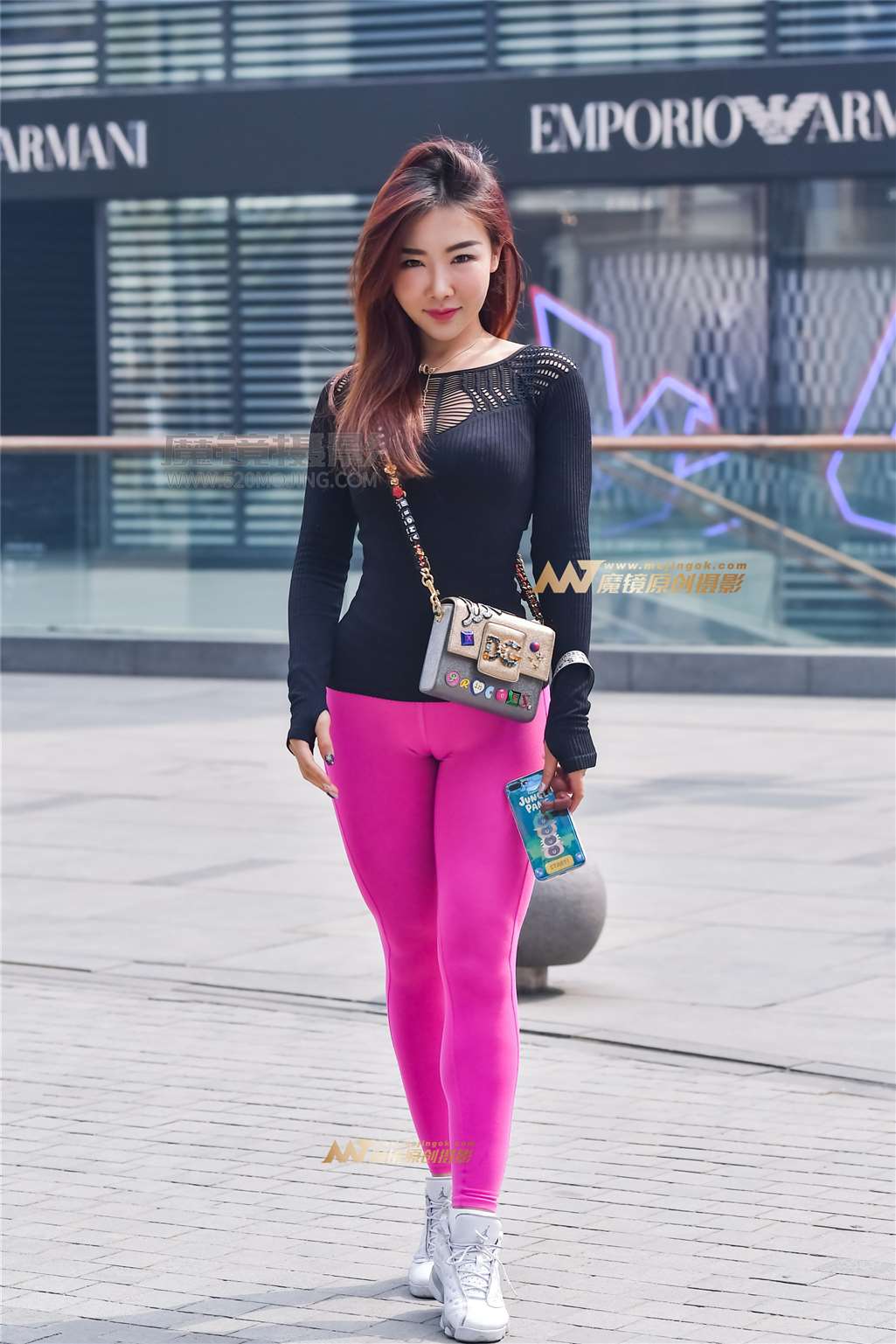 左手倒影赛帖：粉红色健美魔鬼身材美女-街拍流行馆