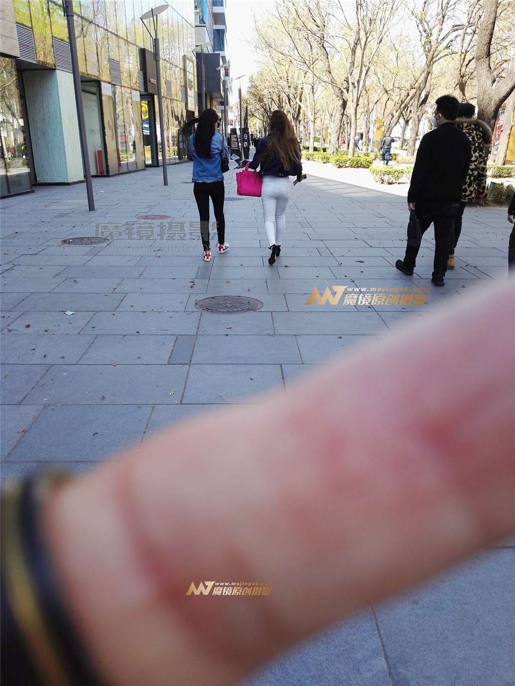 图片[3]-左手倒影赛帖：性感白紧裤彰显美臀魅力-流行馆