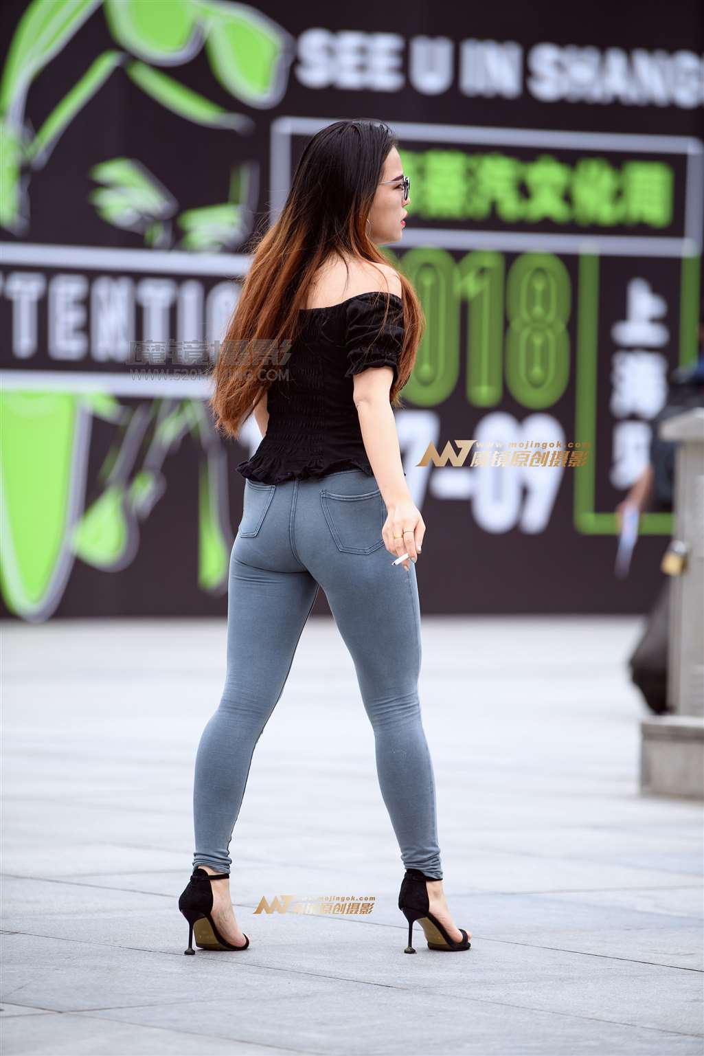 【久久赛帖】一字肩紧身裤美臀-街拍流行馆