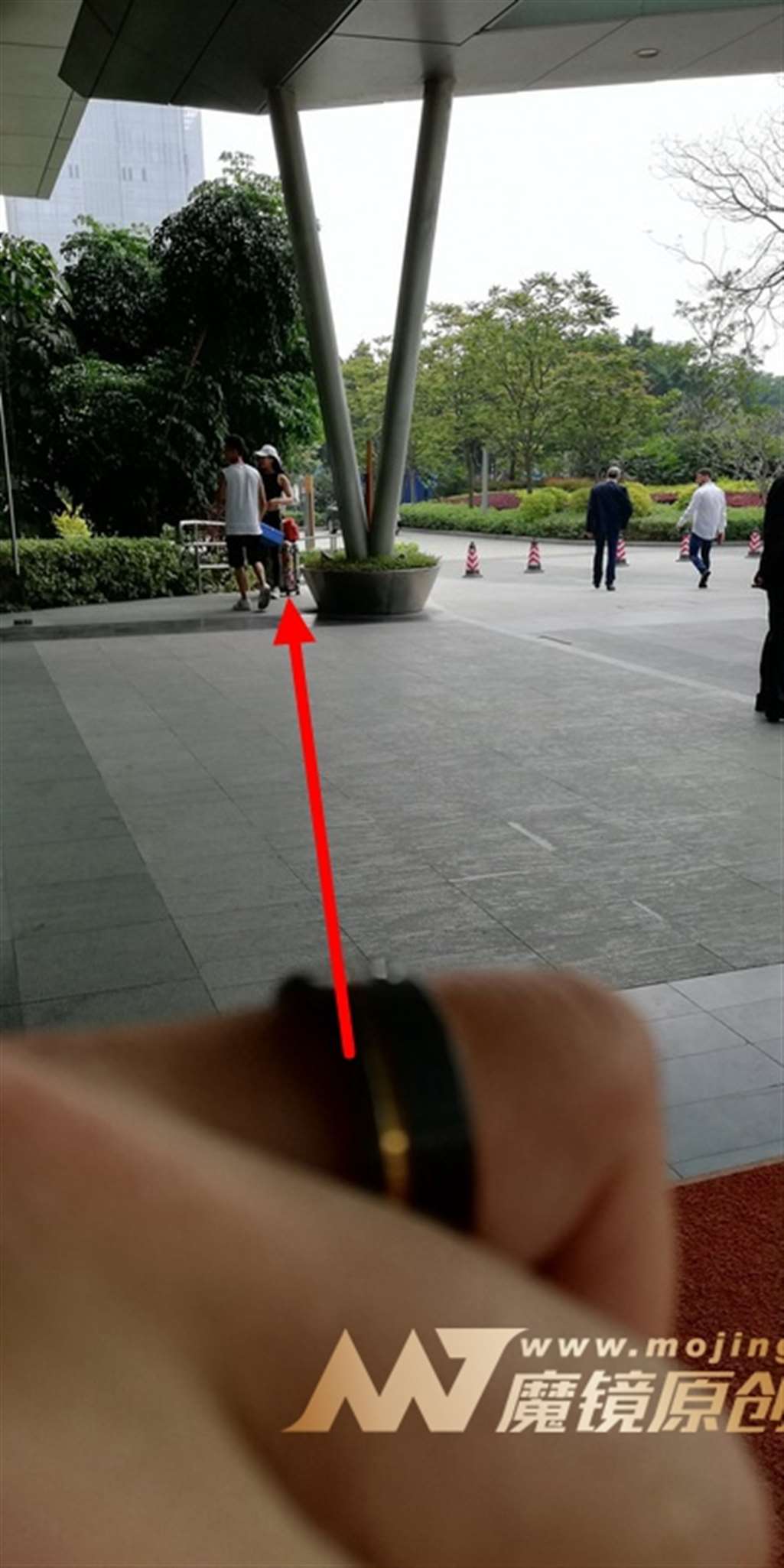 图片[2]-【视觉冲击赛帖】3楼艳遇 紧身翘臀皮裤MM-流行馆