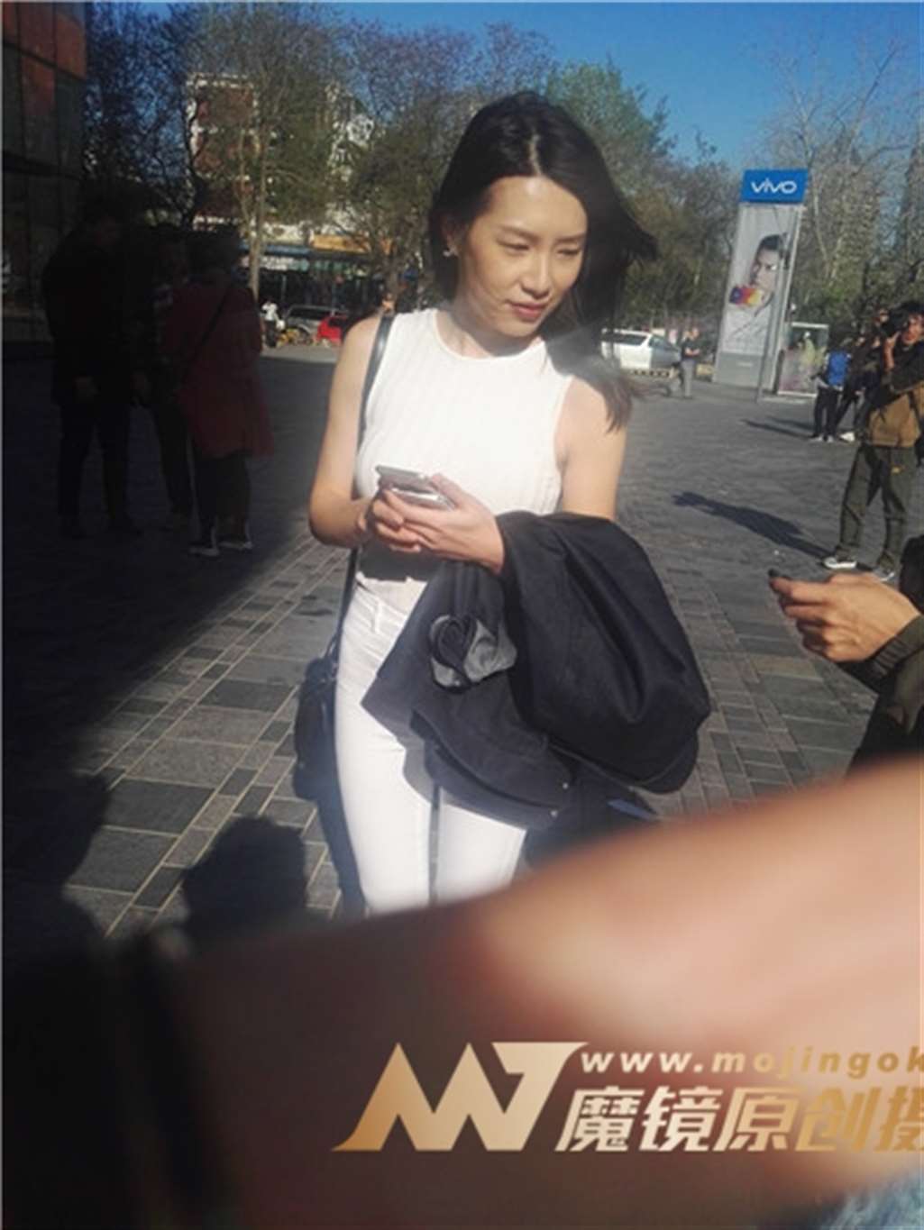 图片[3]-左手倒影赛帖：白牛仔彰显美女魔鬼身材-流行馆