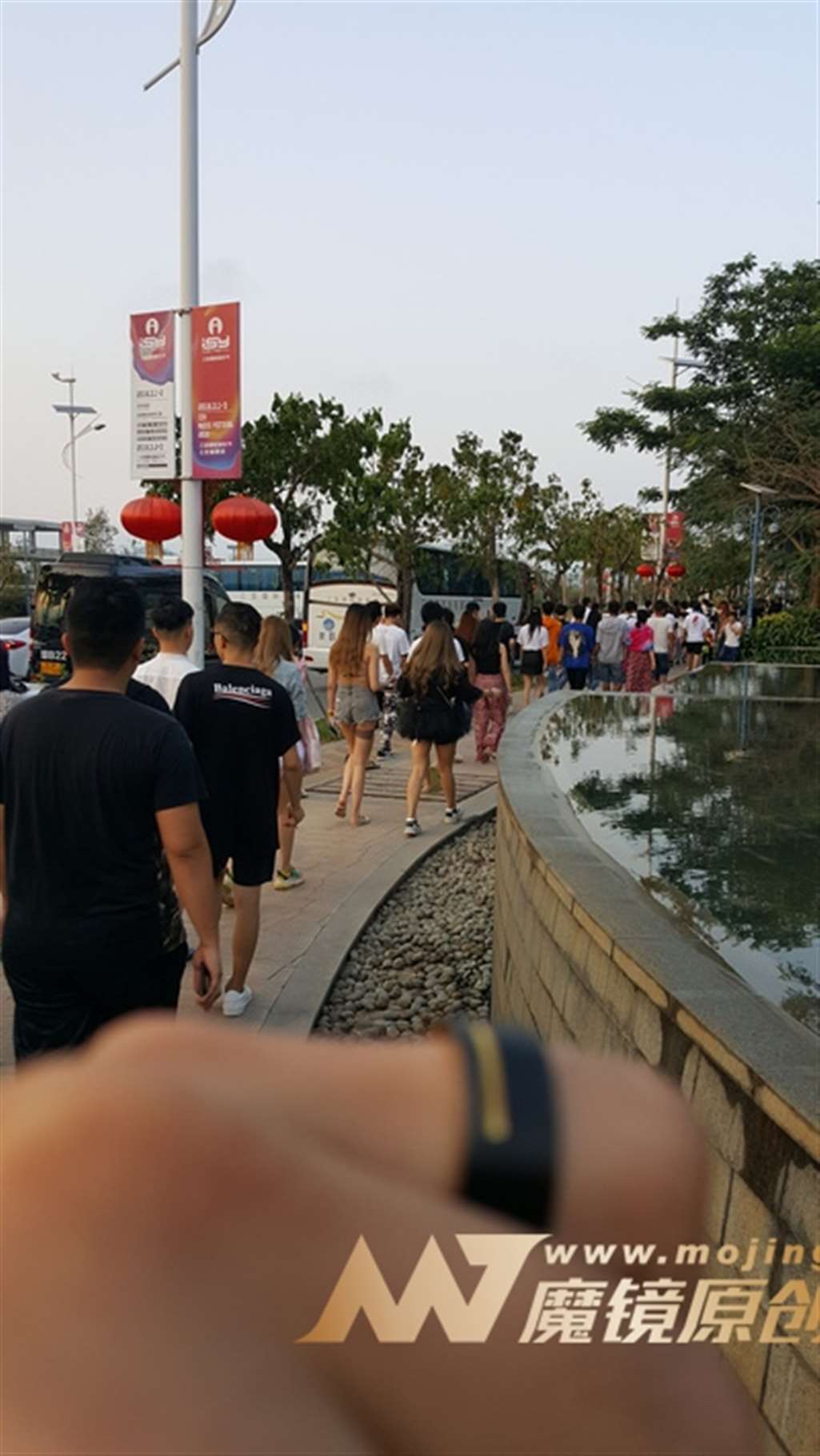 图片[3]-【视觉冲击赛帖】大胆搭配 文胸+热裤 性感 美女-流行馆