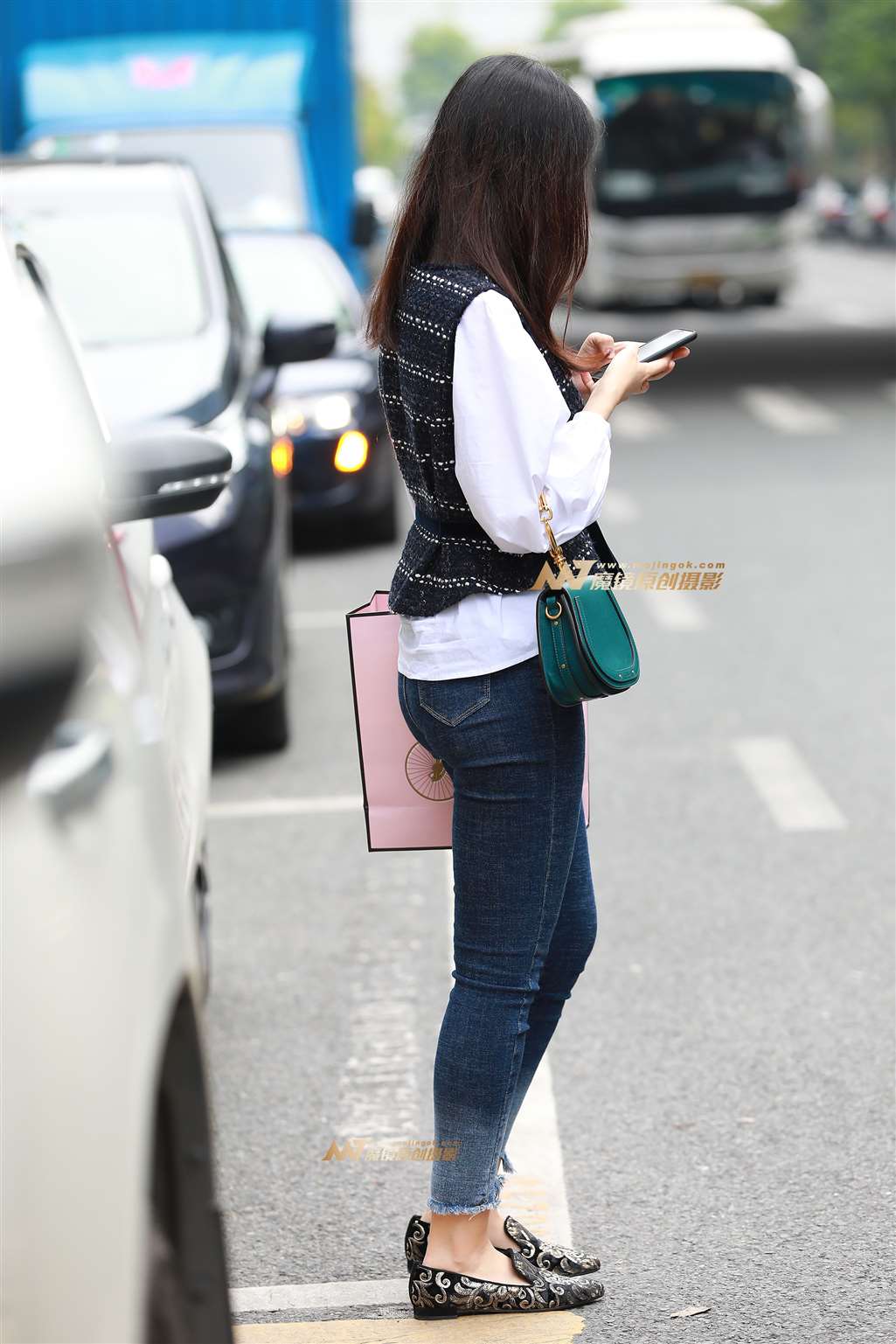 红灯停 – 紧牛 美眉-街拍流行馆