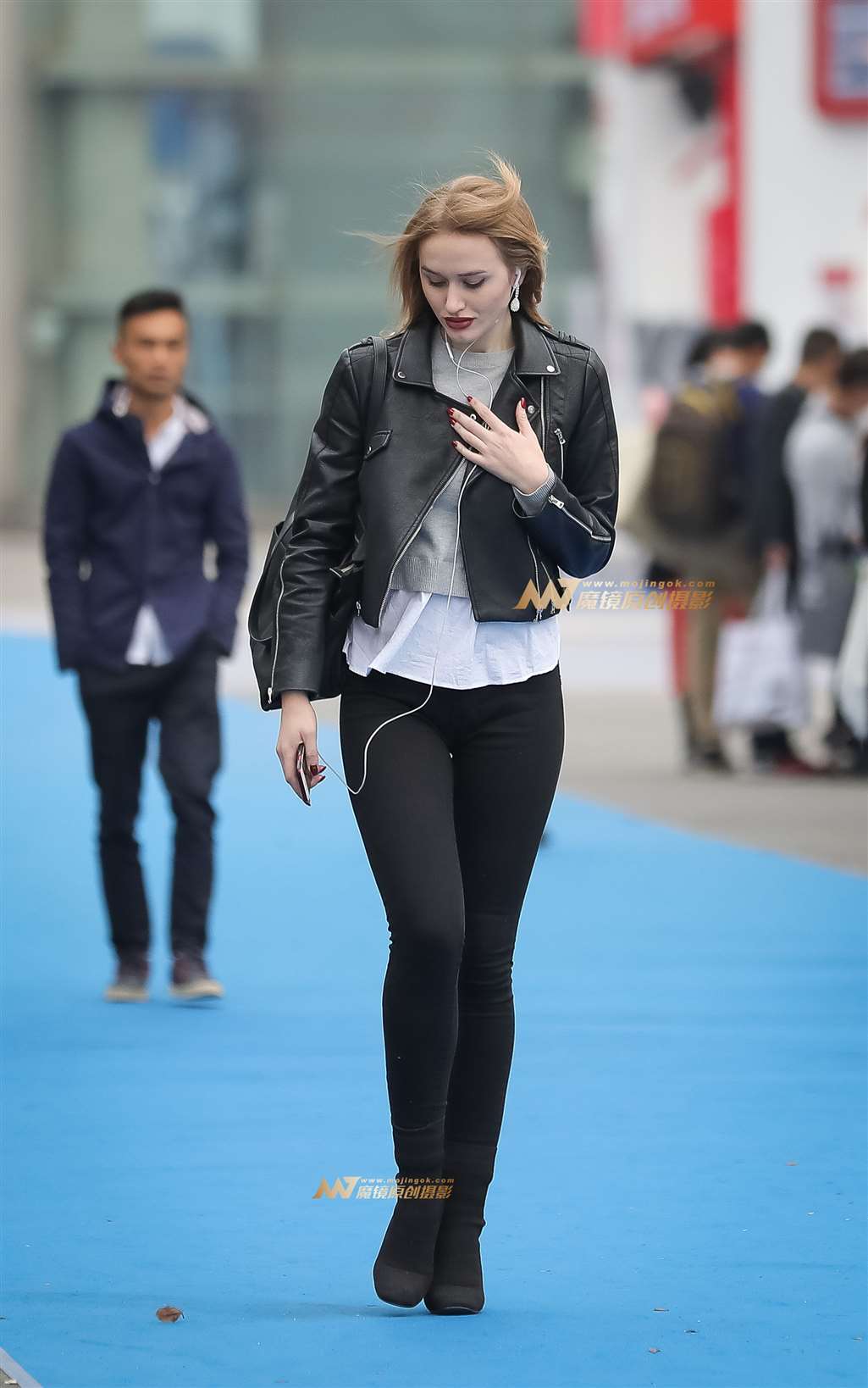 图片[1]-紧身机车装勾勒女人的线条美-街拍流行馆