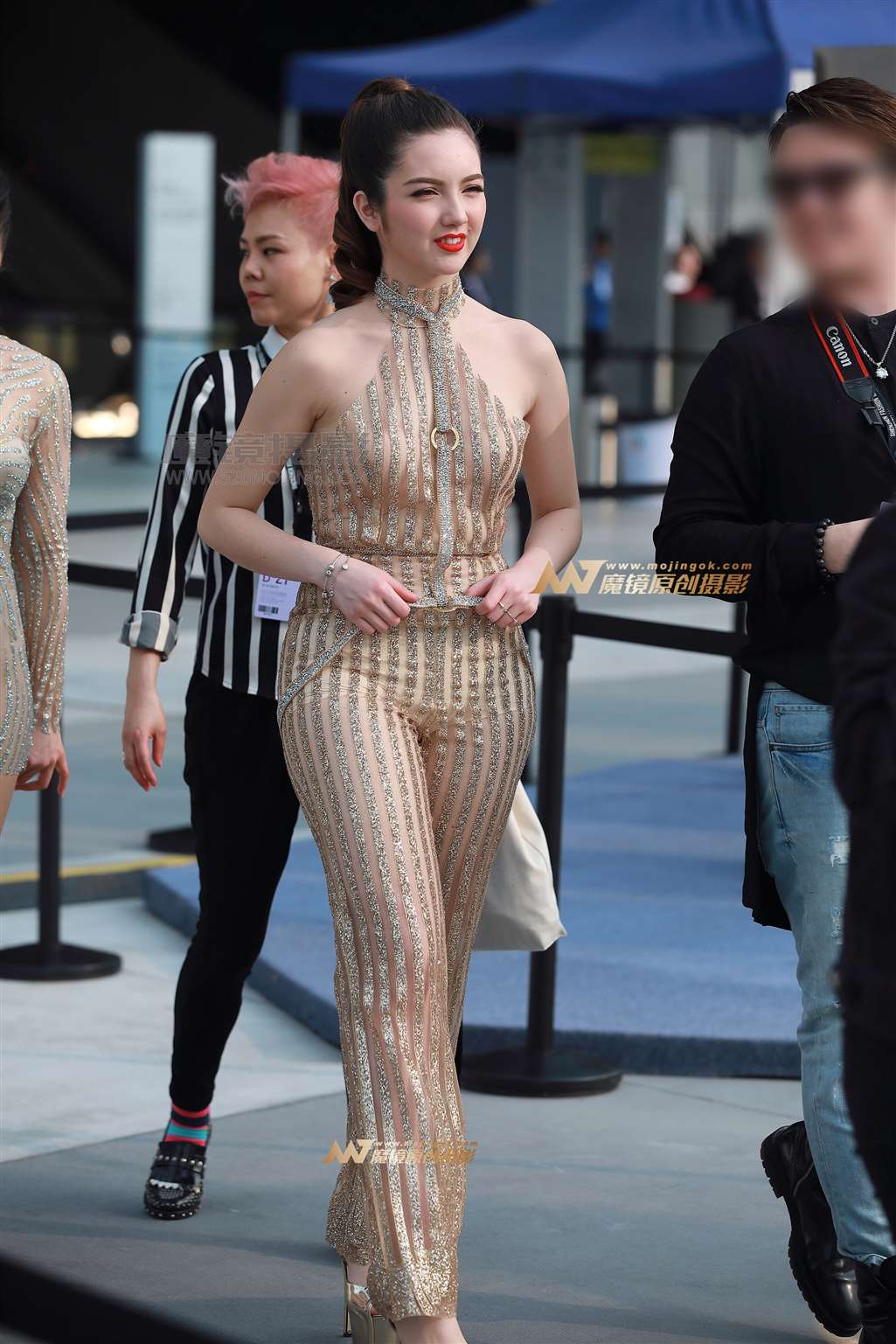 【风舞赛贴】紧身透视装，美女-街拍流行馆