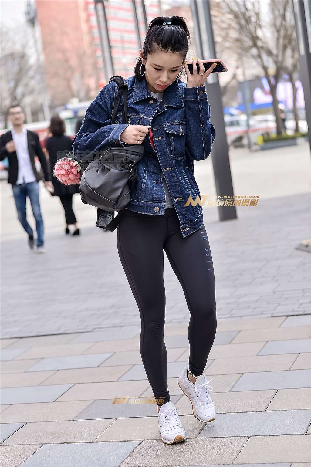 左手倒影赛帖：美女在去健身房的路上-流行馆