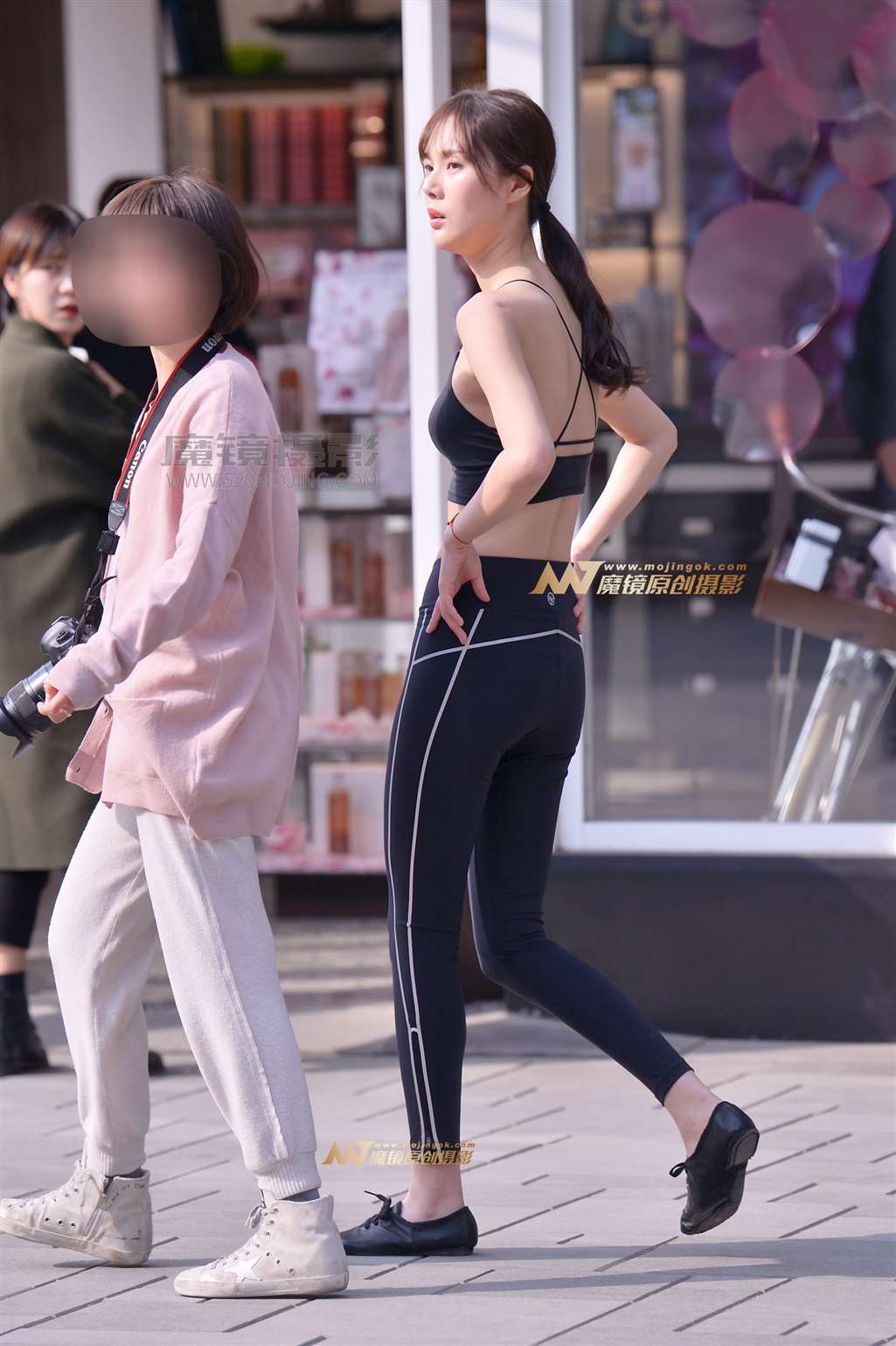 左手倒影赛帖：街头瑜伽裤抓拍性感美臀-街拍流行馆