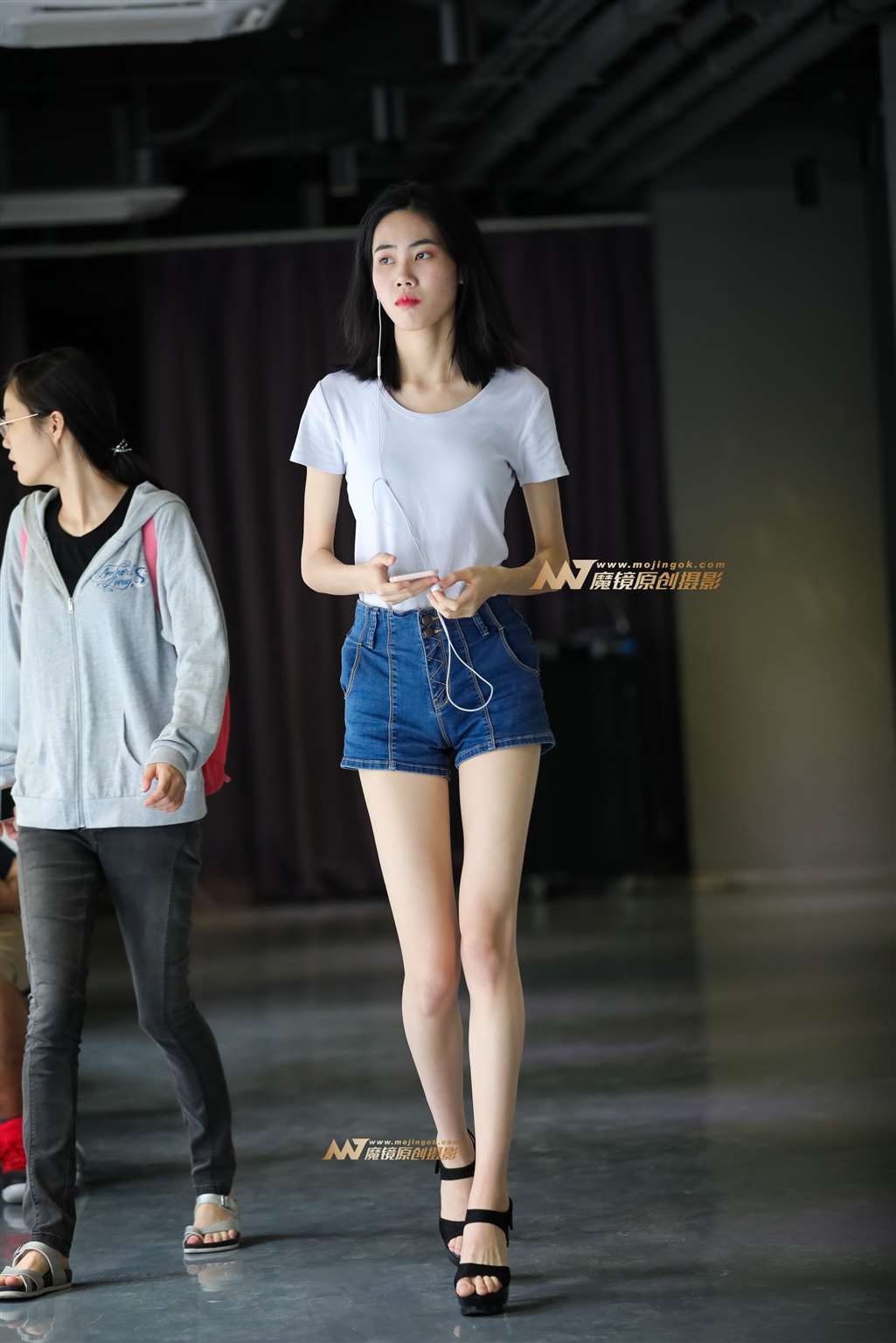 男人还会喜欢这样的骨感美吗-流行馆