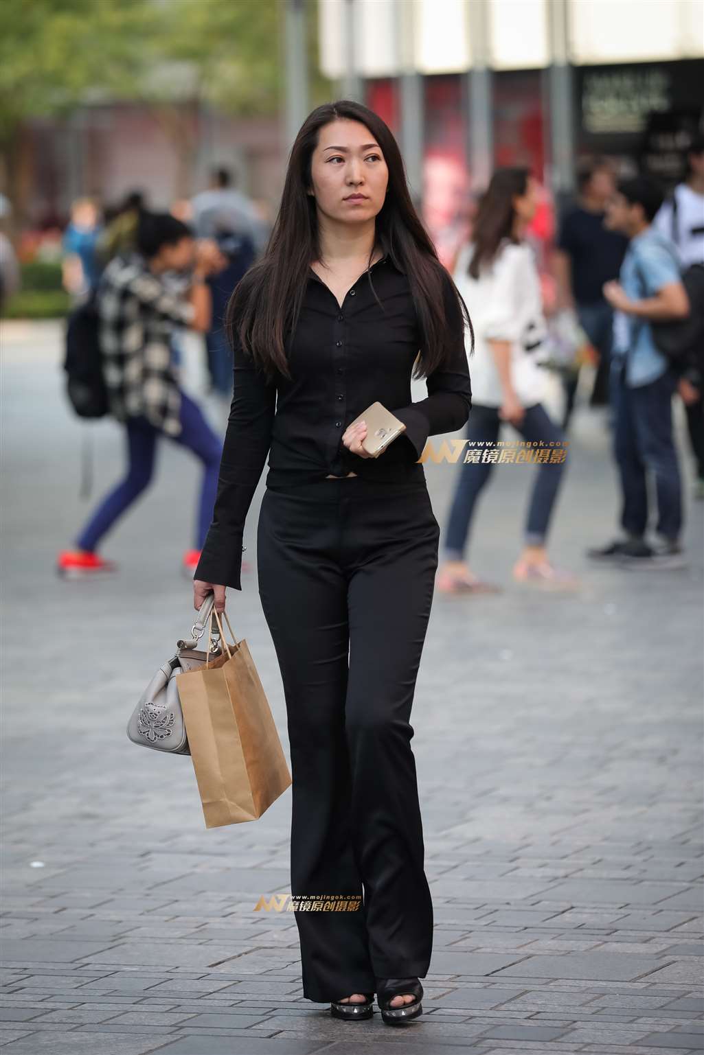 走路端庄优雅的美熟女-街拍流行馆