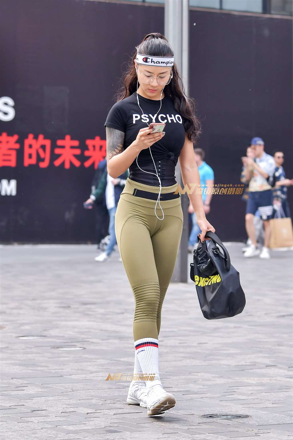 左手倒影赛帖：健美姑娘魔鬼身材-街拍流行馆