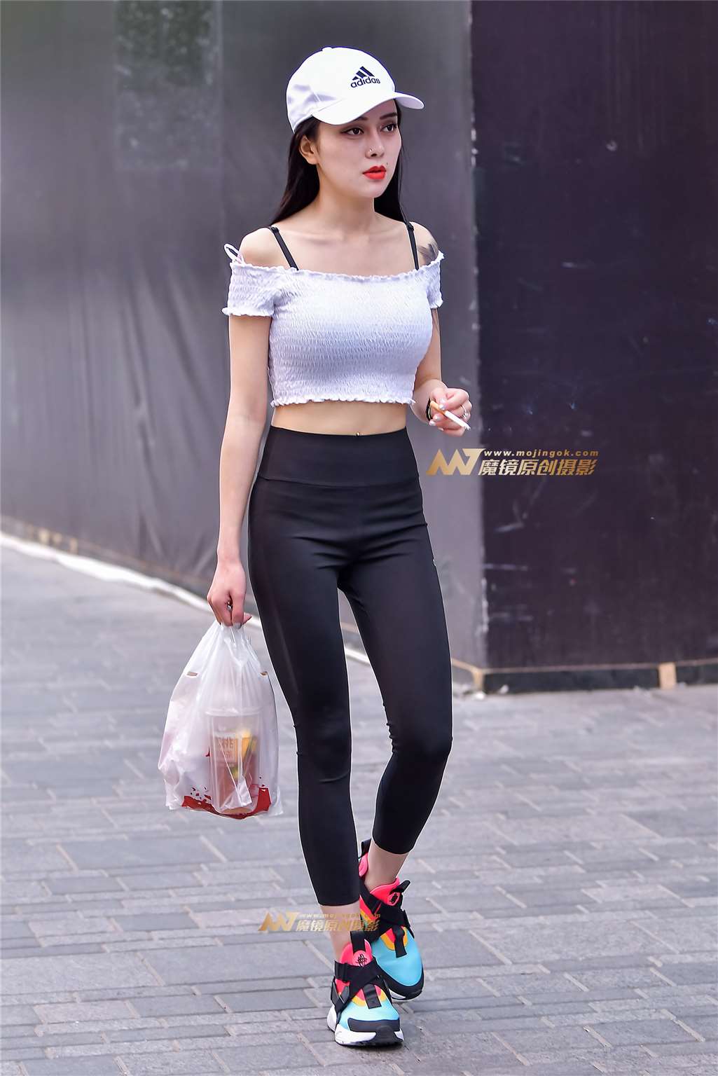 左手倒影赛帖：小美臀大美胸您见过吗？-流行馆