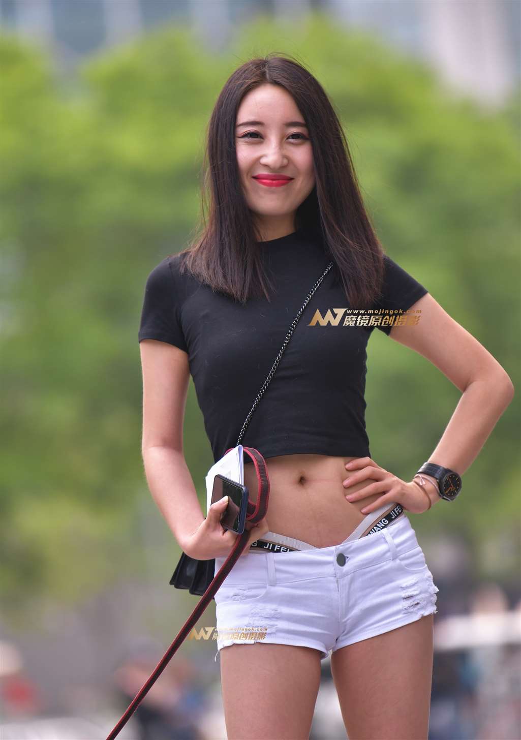 路边遛狗的长腿美女-流行馆