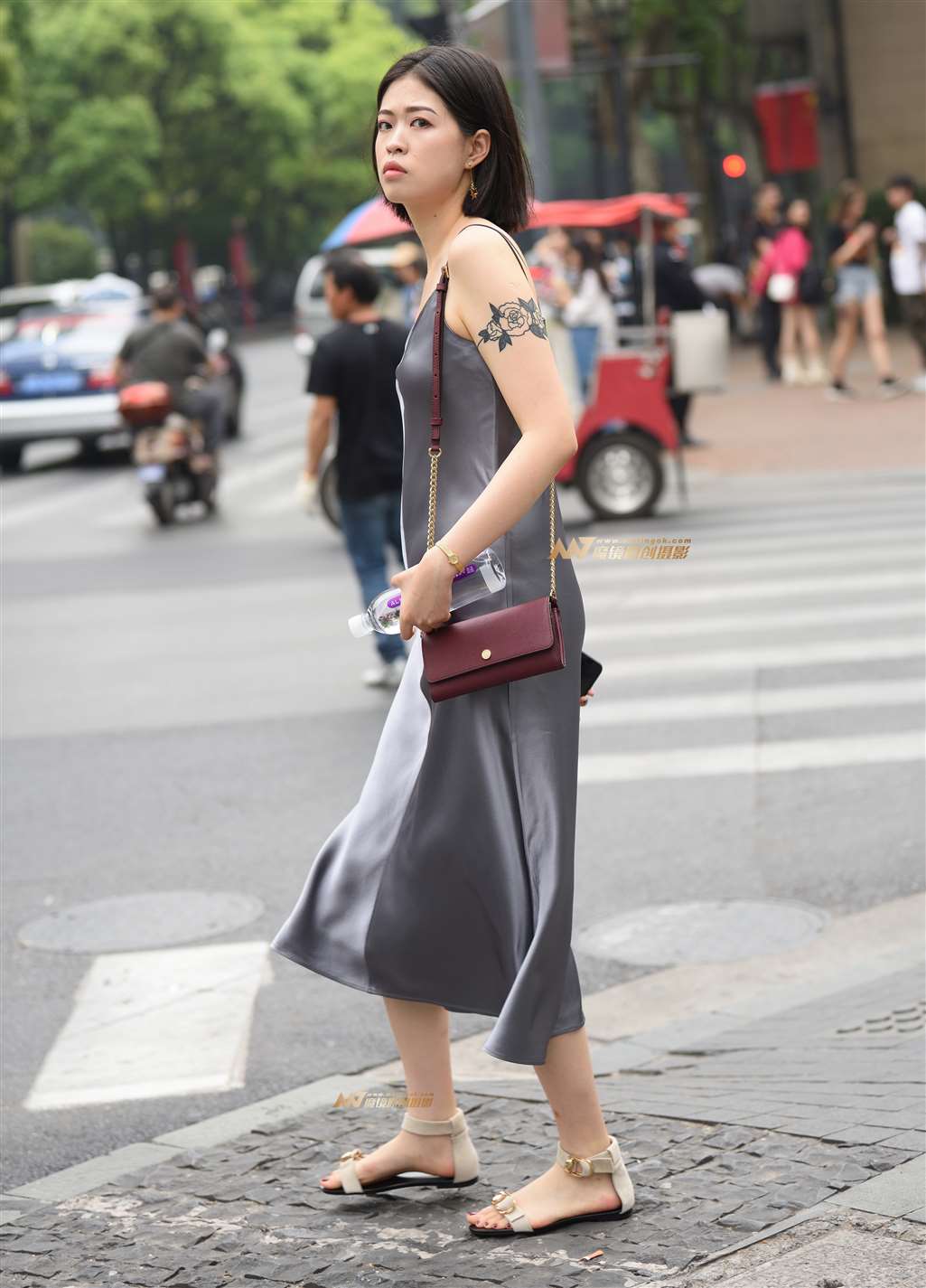 骨干妹子，迎面走来-街拍流行馆