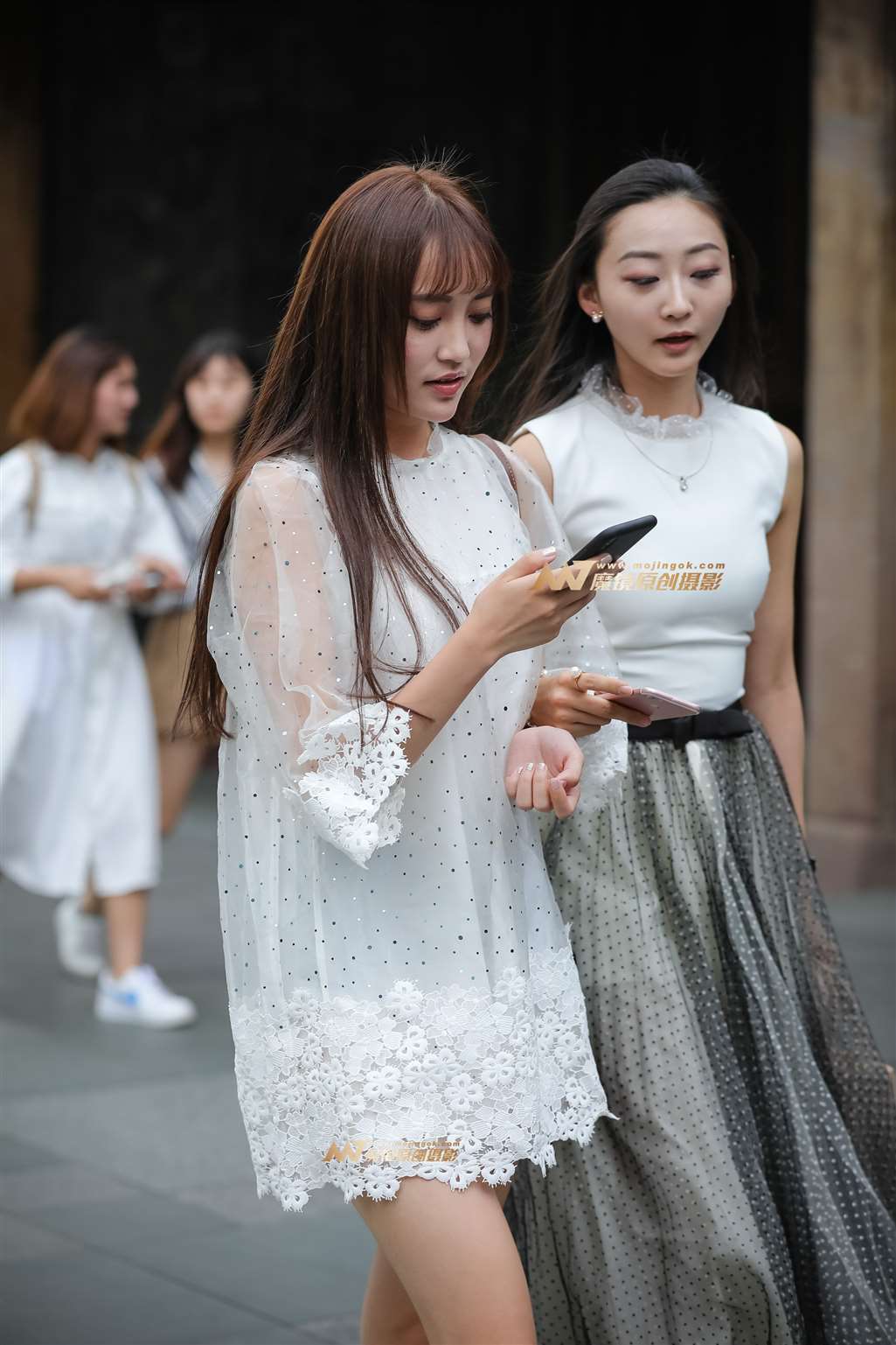 图片[2]-白衣天使-两位小姐姐真会穿-街拍流行馆