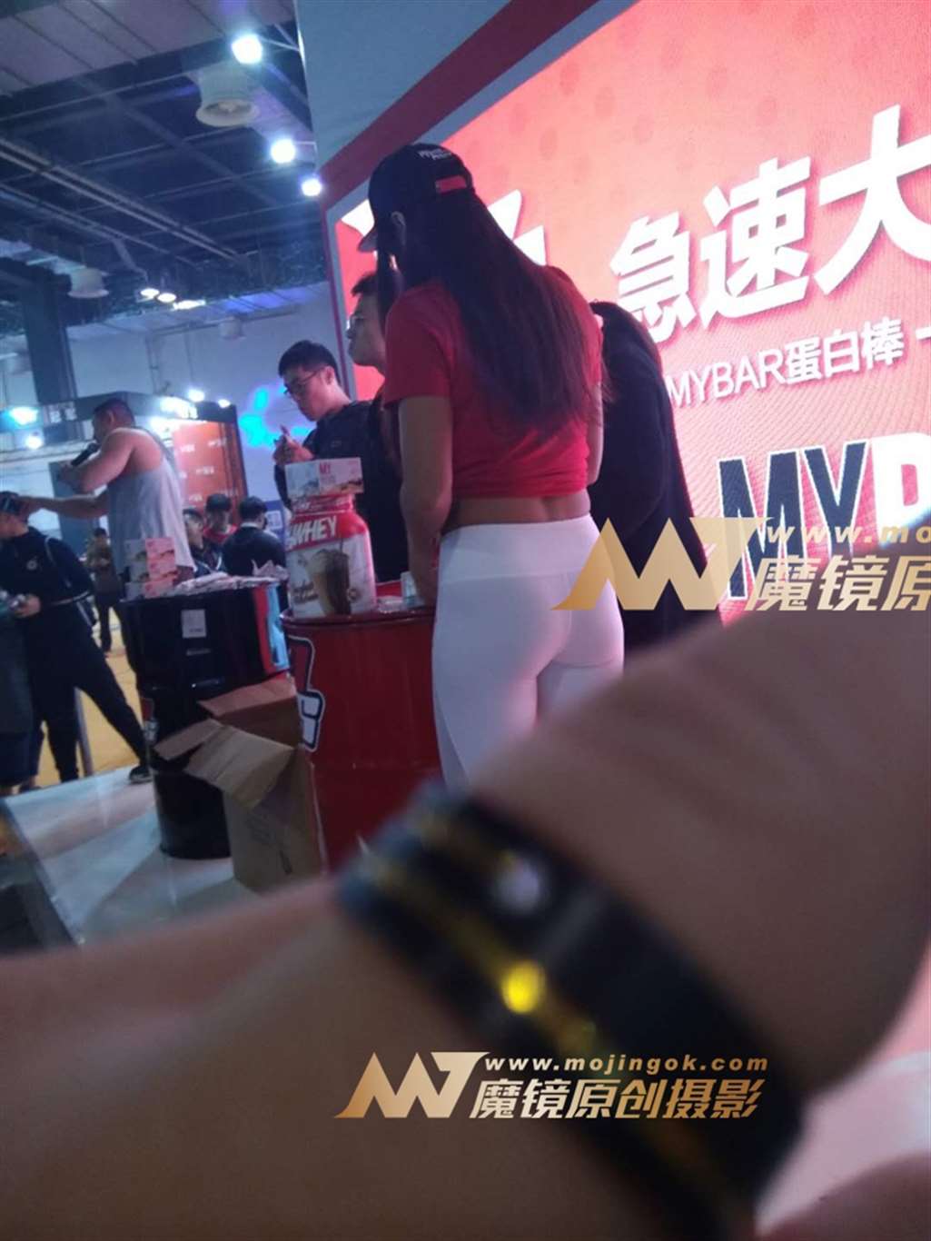 图片[3]-【咔喳赛贴】展台上的白色紧身裤-街拍流行馆