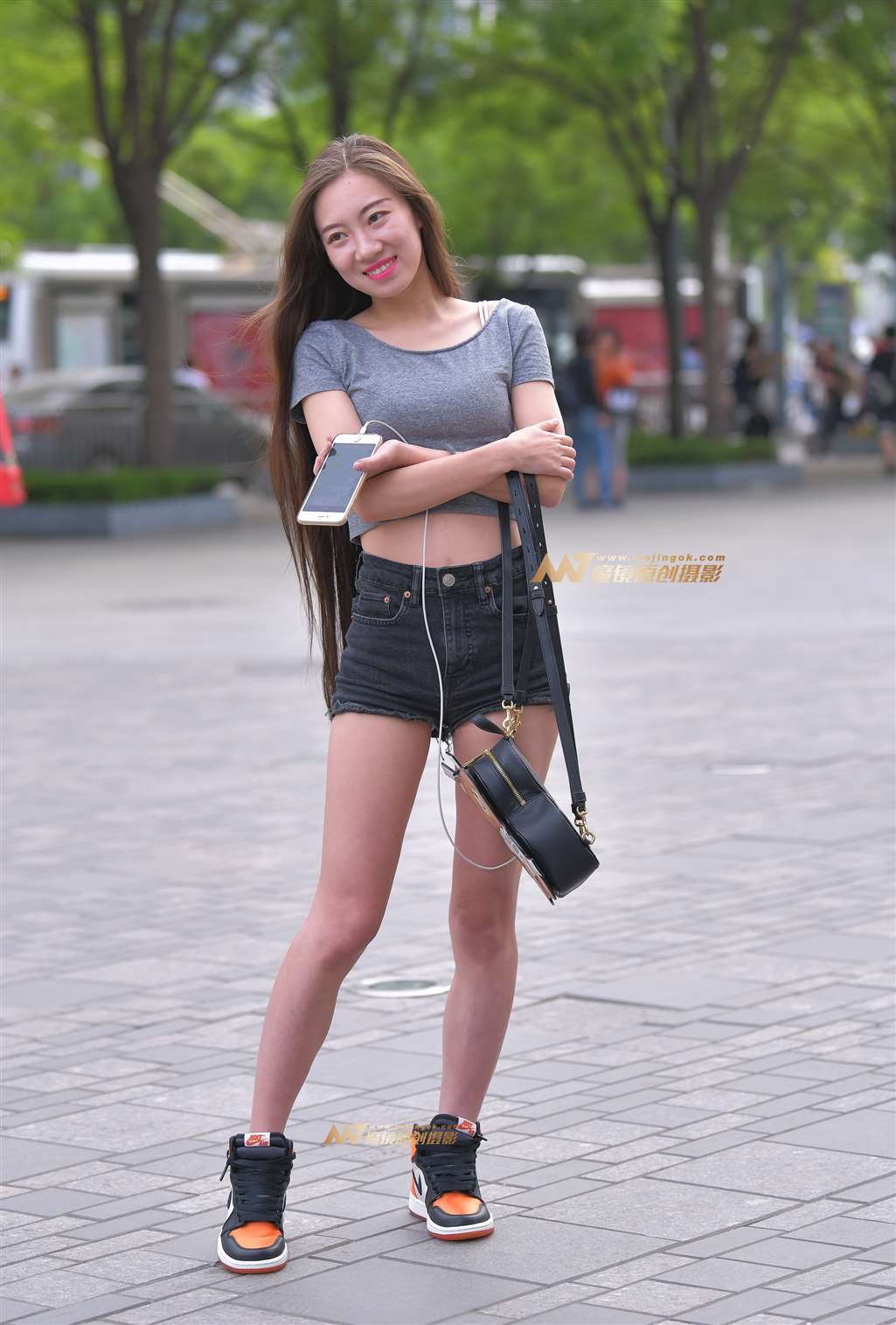 开朗大方的长发纹身妹子-流行馆