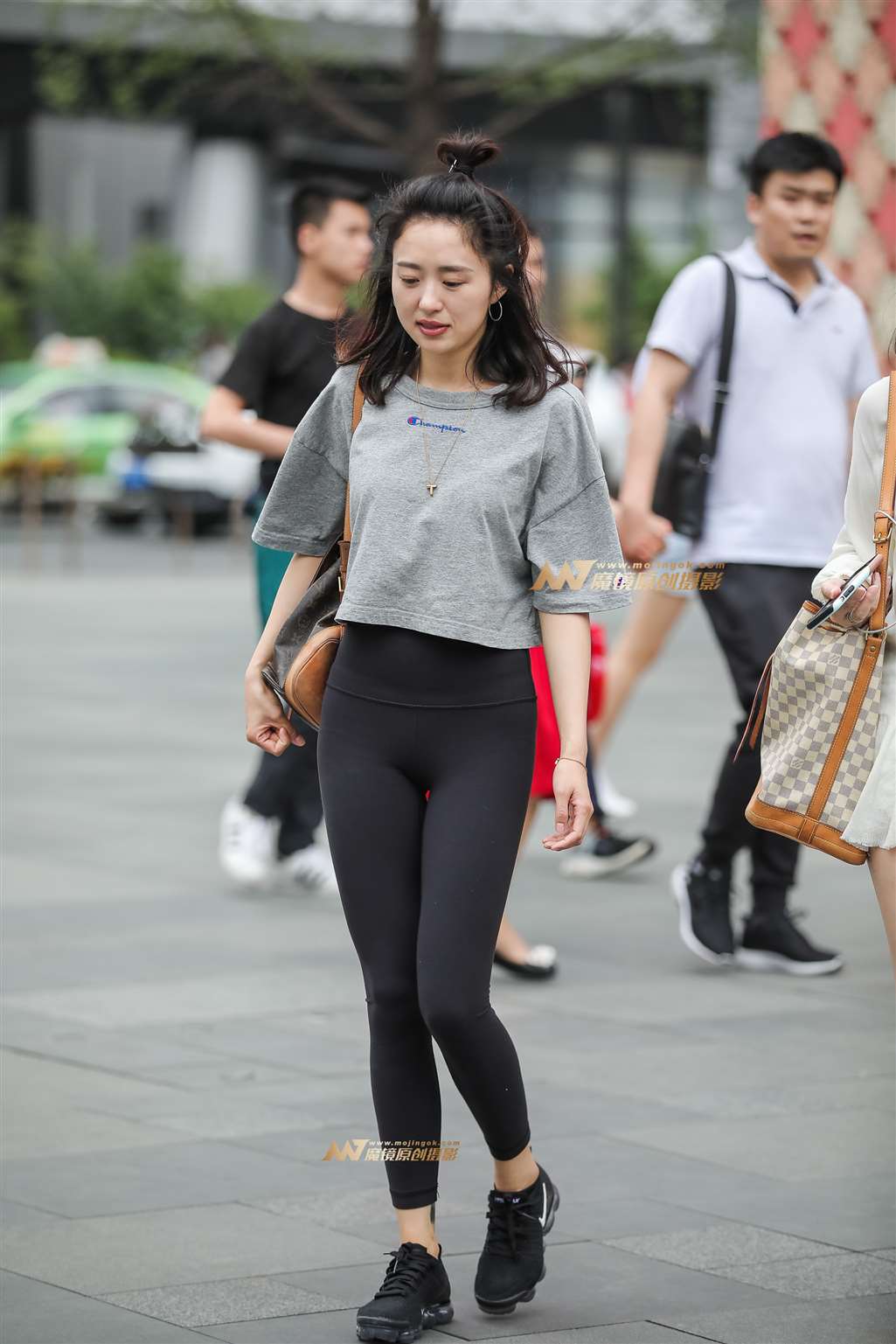 图片[1]-偶遇高腰紧身裤-街拍流行馆