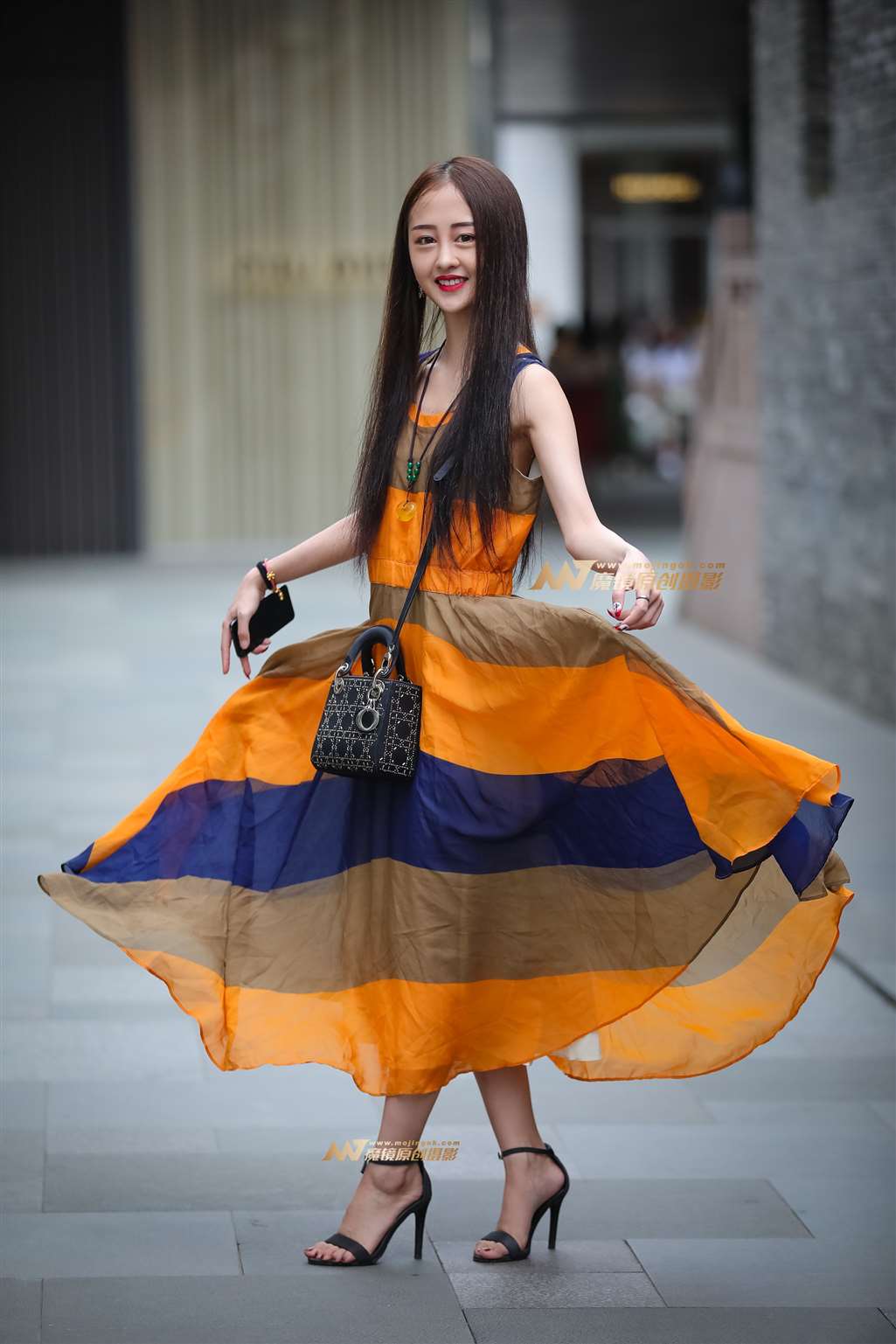 图片[1]-长裙美女 诠释青春甜美的风采-街拍流行馆