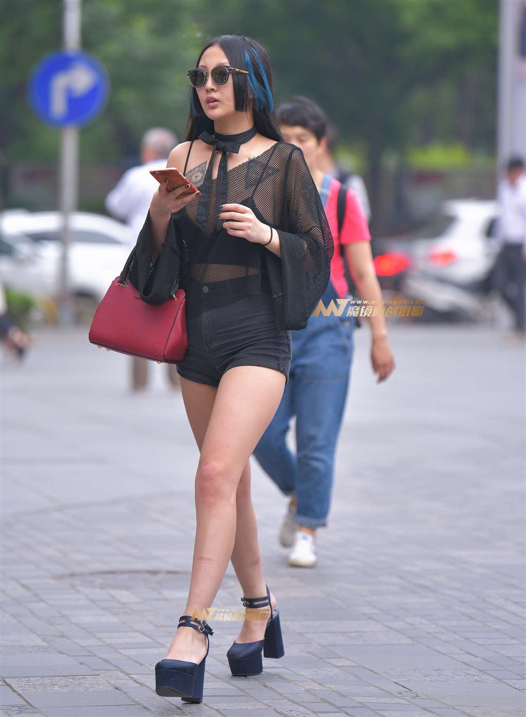 图片[3]-一个很潮的长腿妹子-流行馆