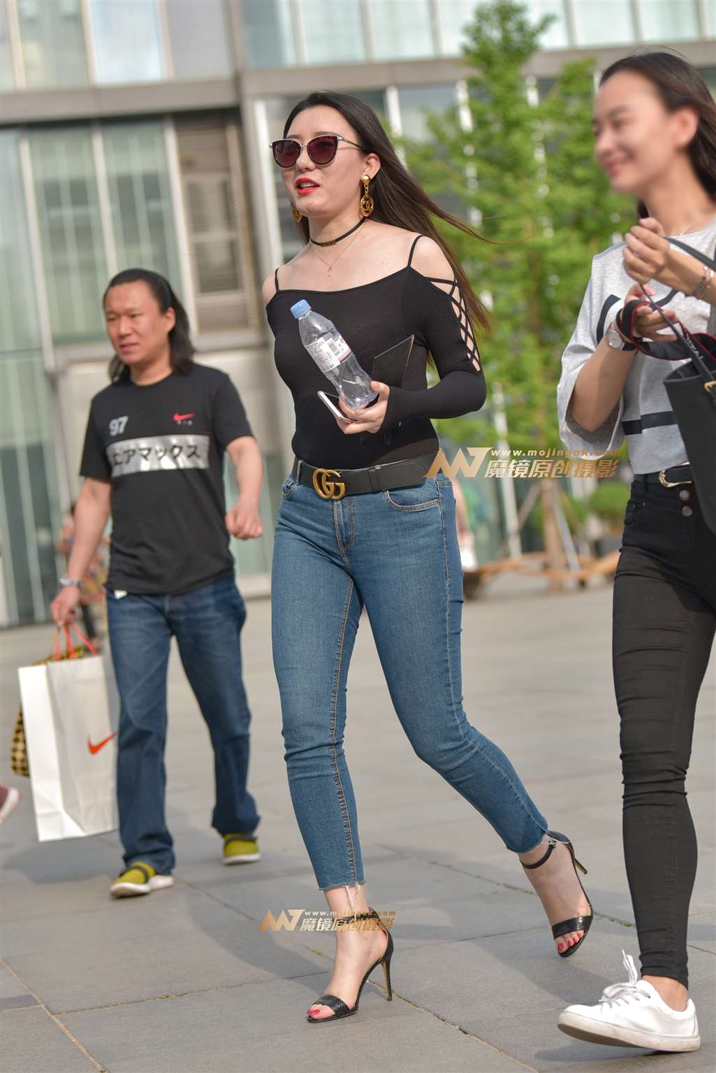 时尚紧身仔裤女郎-流行馆